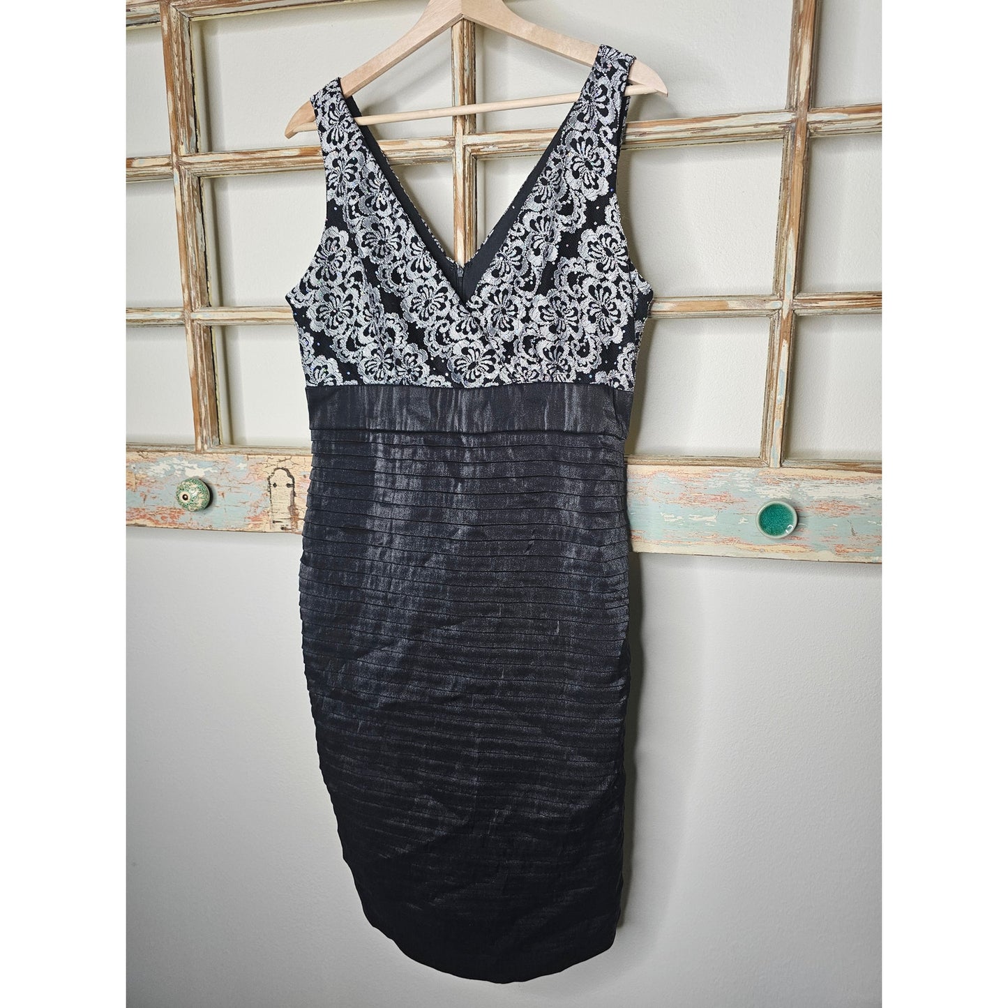 R&M Richards Cocktail Dress V-neck Sleeveless w/ side pleated skirt size 12