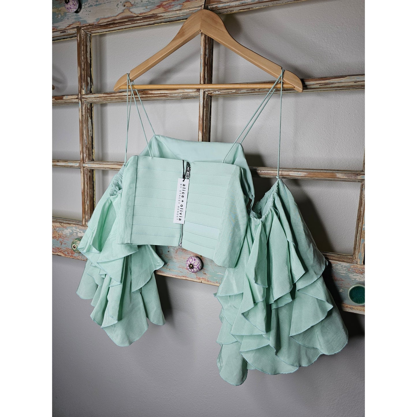 NWT Alice + Olivia Nakia Cold Shoulder Crop Top in Mint Ladies size 8