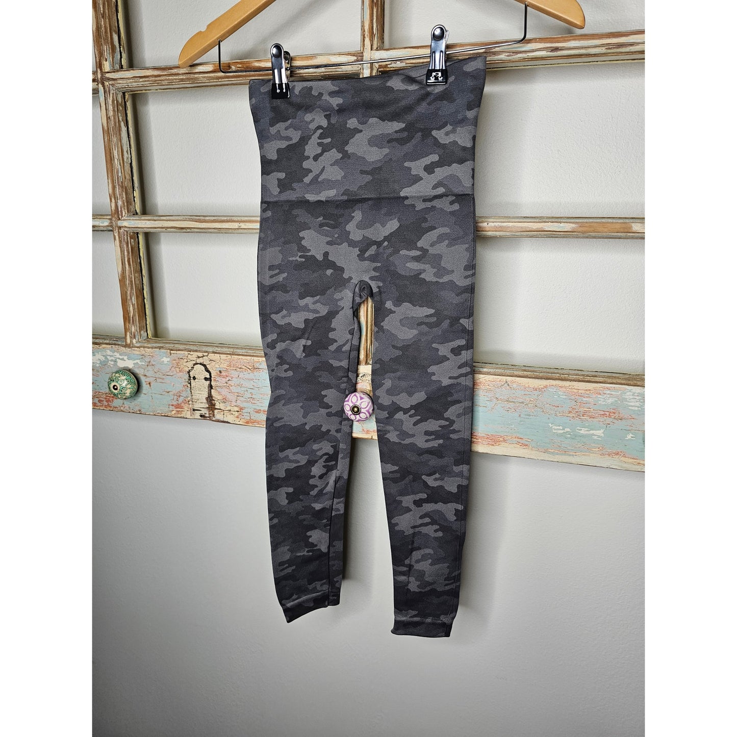 NWT Spanx Camo Cropped Leggings Ladies size XS / 0