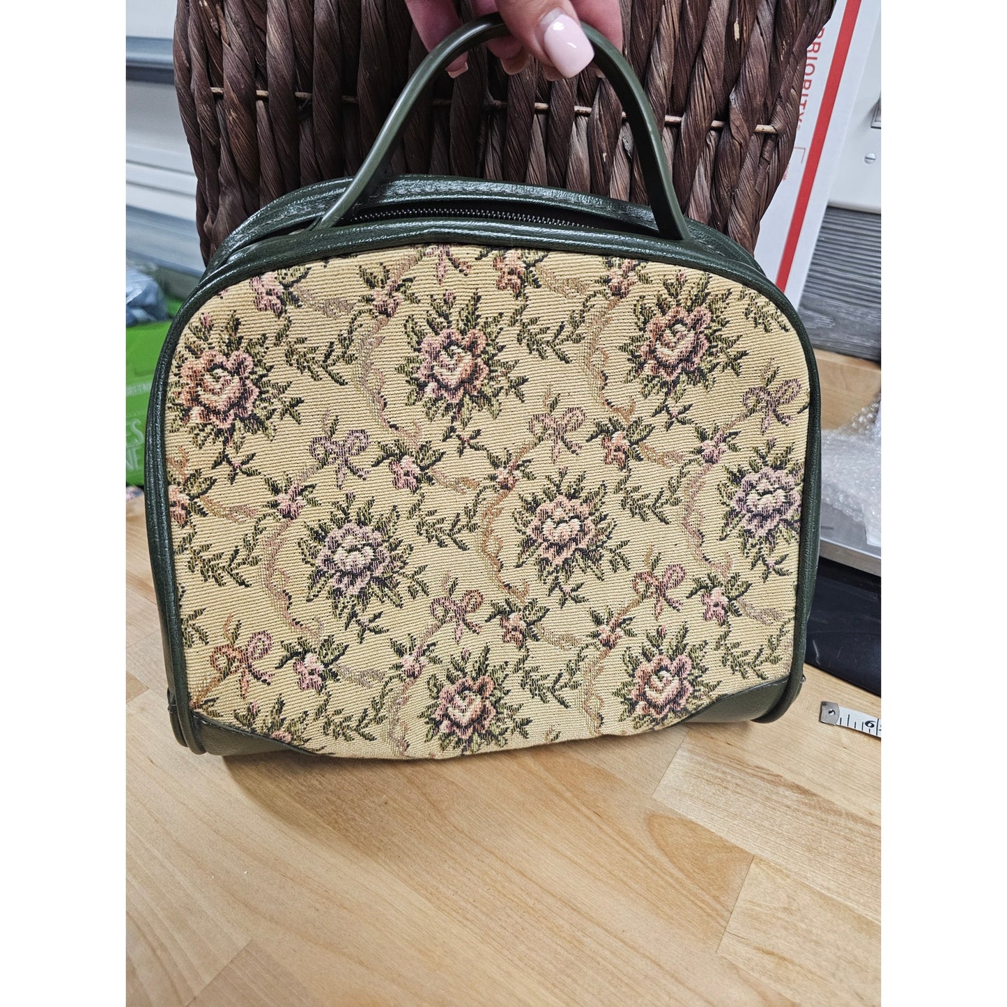 Vintage Leather & Rose Tapestry Handbag zipper closure
