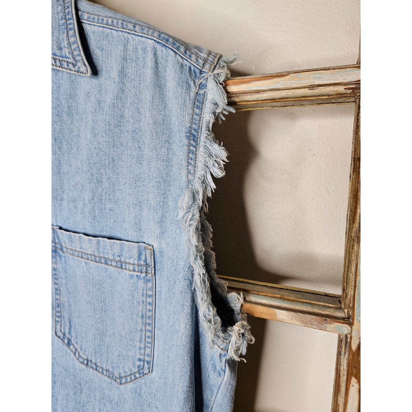 Levis Oversized Denim Sleeveless Shirt in Ladies Size Medium