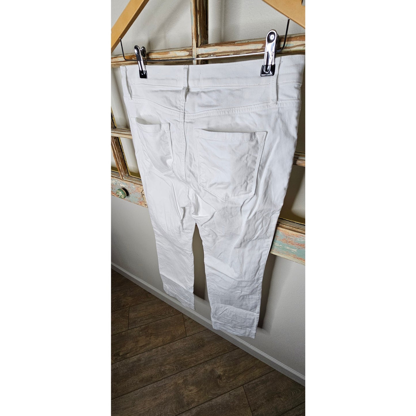 Loft White Slight Wider Leg Jeans with Pockets ladies size 6 / 28