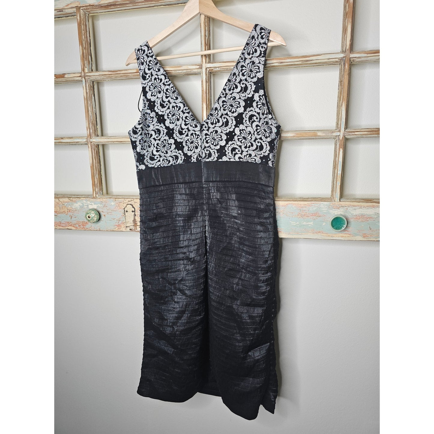 R&M Richards Cocktail Dress V-neck Sleeveless w/ side pleated skirt size 12