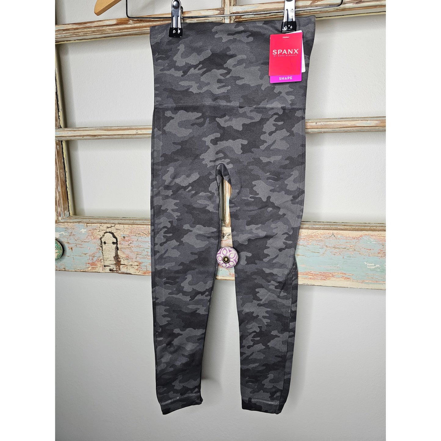 NWT Spanx Camo Cropped Leggings Ladies size XS / 0