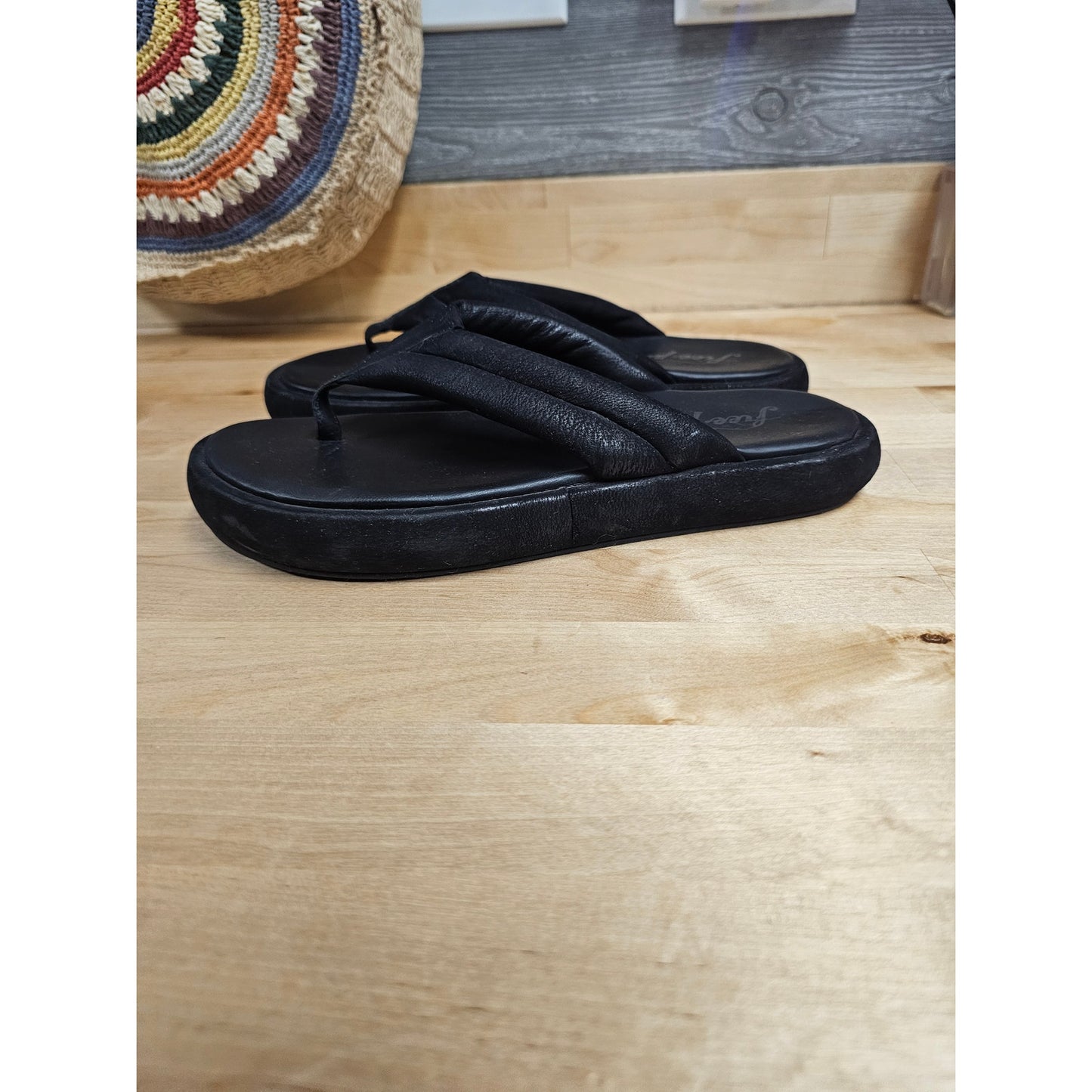 Free People Wonderland Black Leather Flip Flop Ladies size 38.5 / 8.5 & BAG
