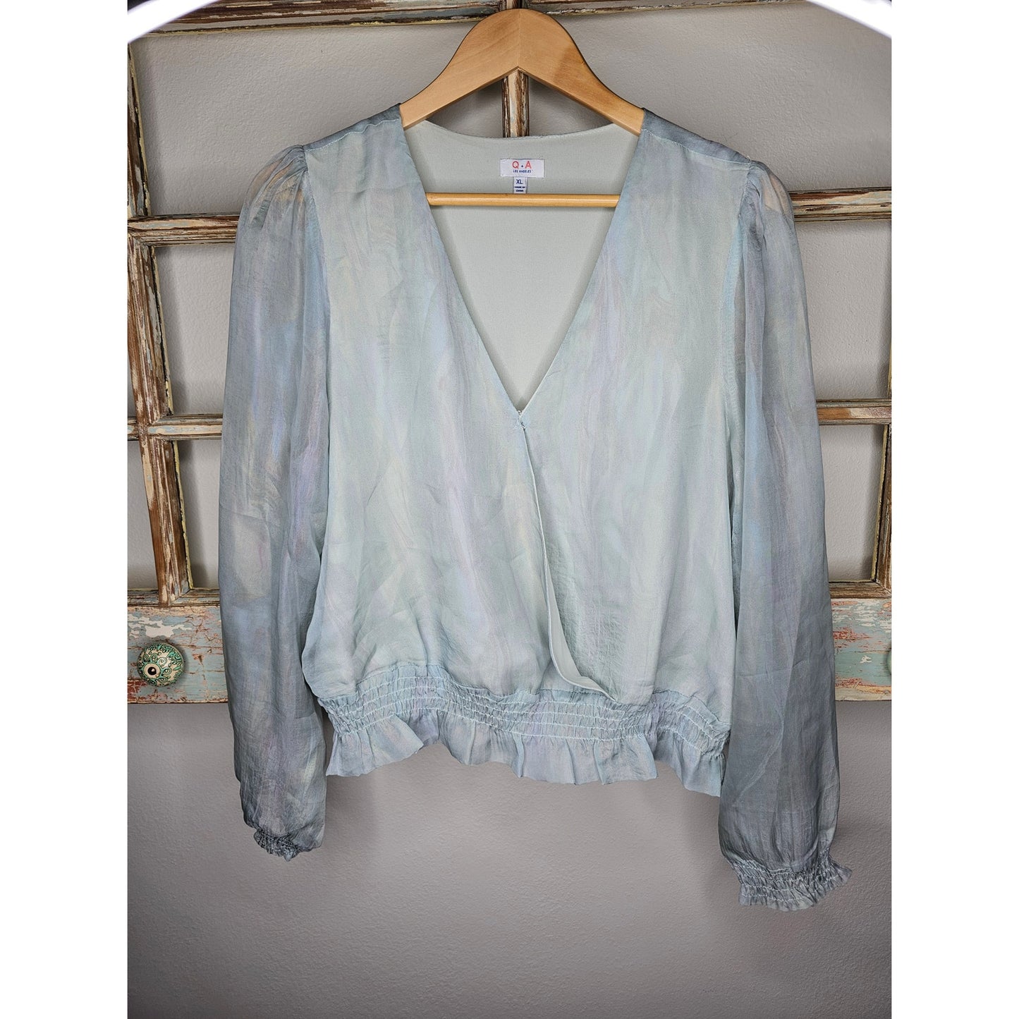 Lightweight blouse with sheer sleeves and V-neckline ladies size XL