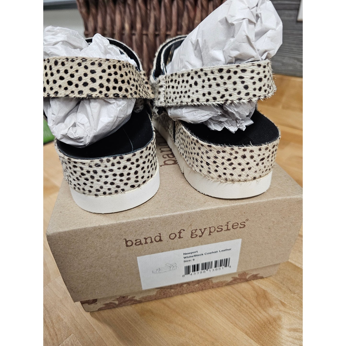 NWB Band Of Gypsies Women Newport Black/White Cow Hair Sandal Size 6