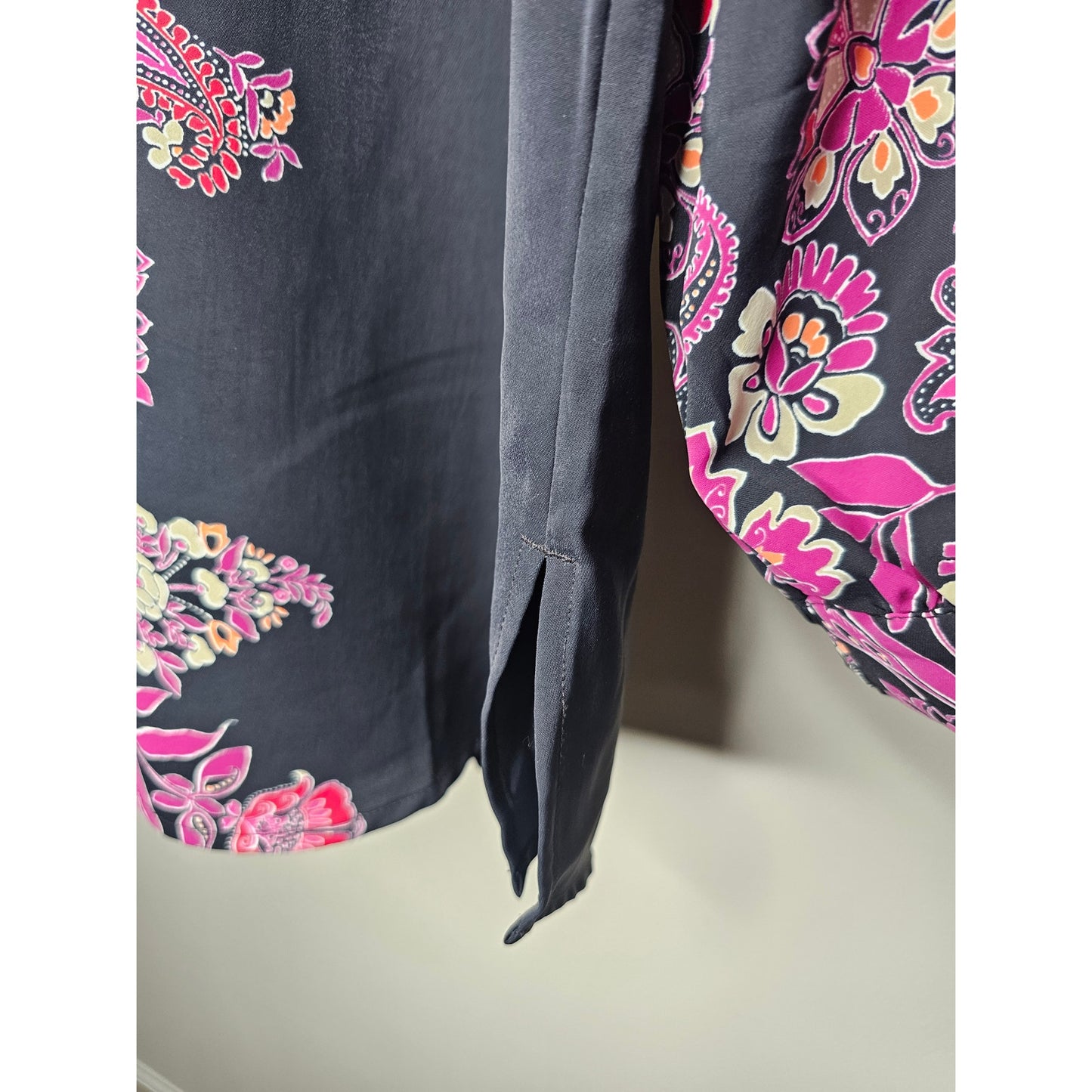 Chico's Floral Notch Neck Tunic in Black/Pink Top Ladies size 1 / Small