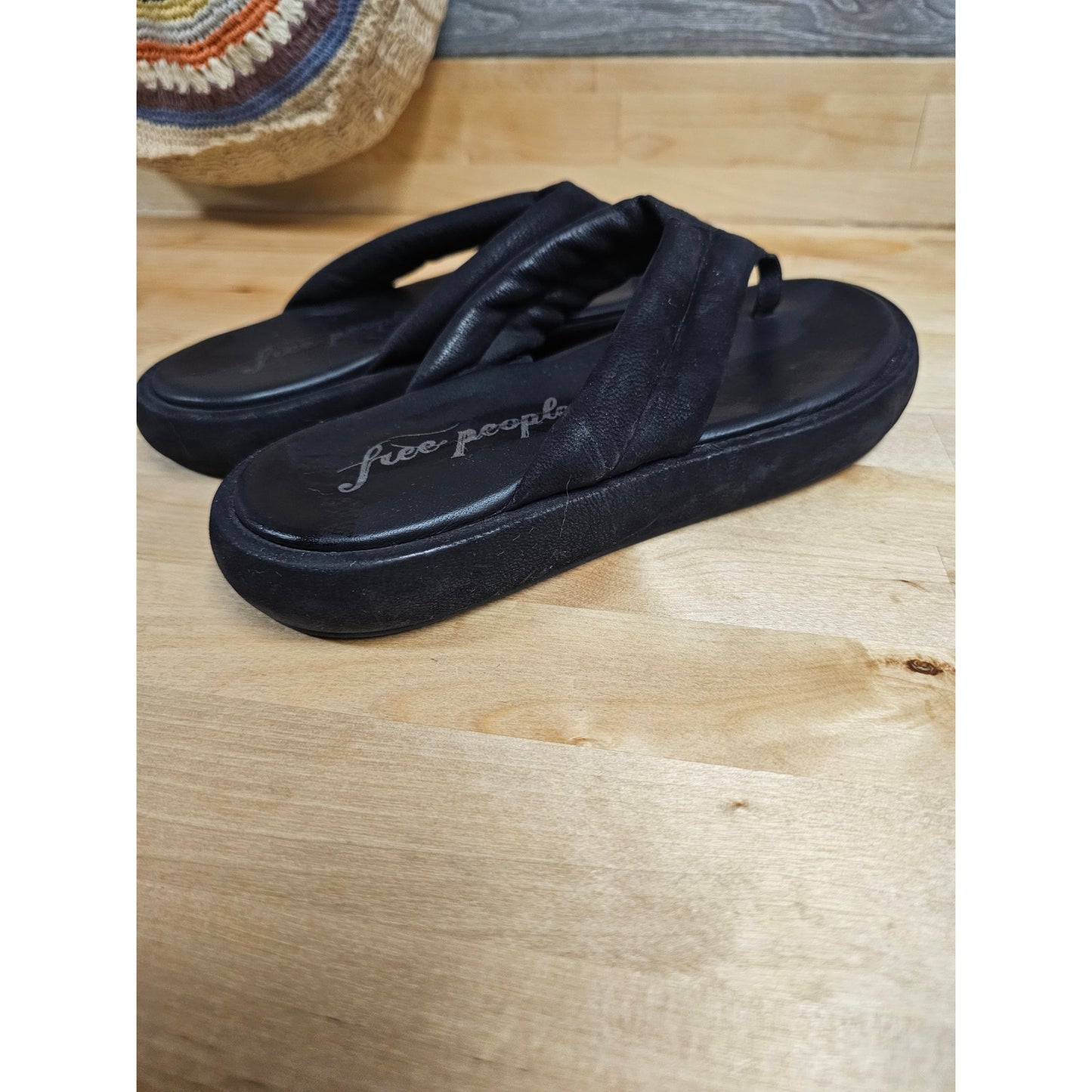 Free People Wonderland Black Leather Flip Flop Ladies size 38.5 / 8.5 & BAG