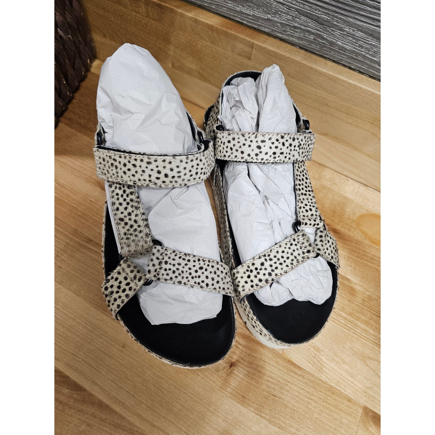 NWB Band Of Gypsies Women Newport Black/White Cow Hair Sandal Size 6