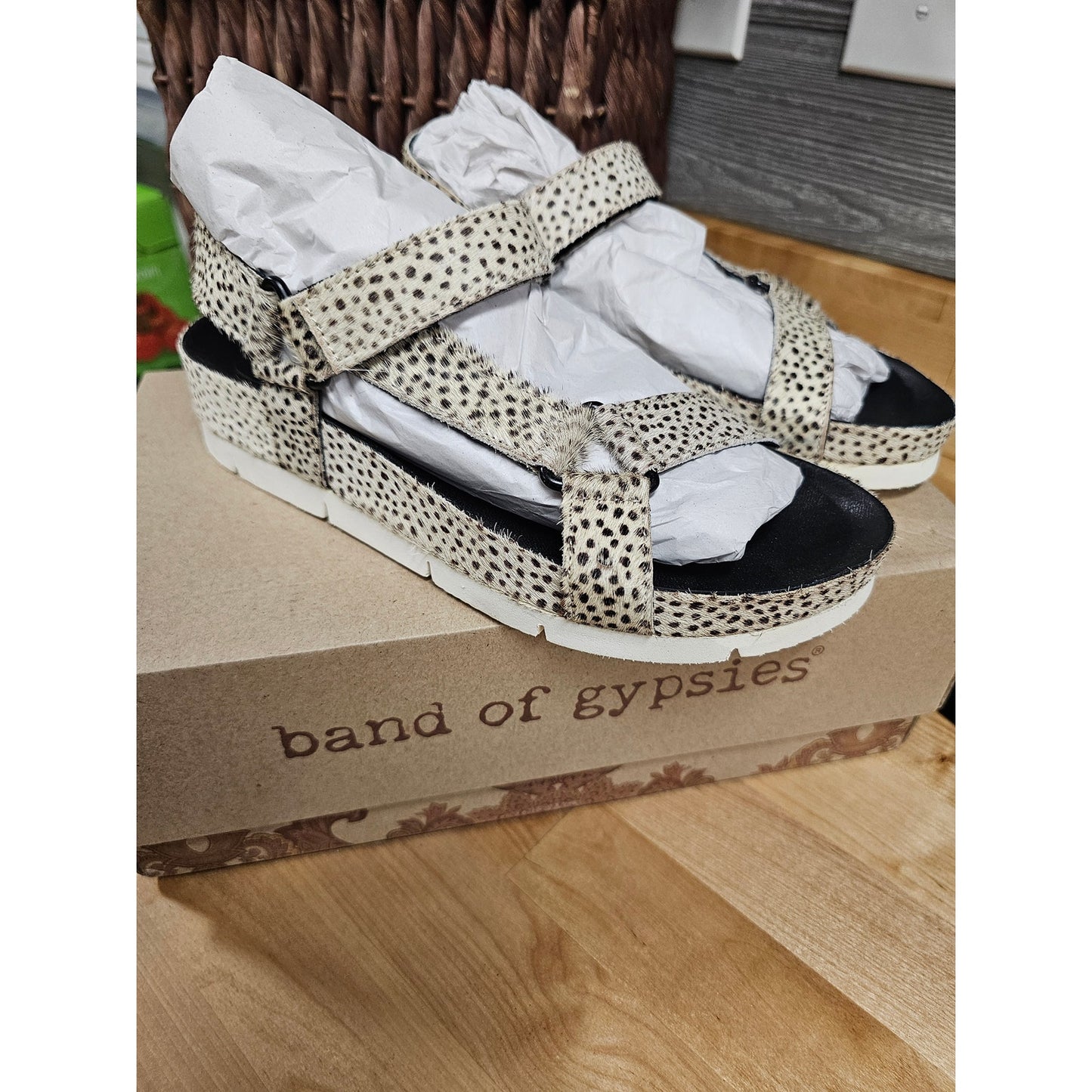 NWB Band Of Gypsies Women Newport Black/White Cow Hair Sandal Size 6
