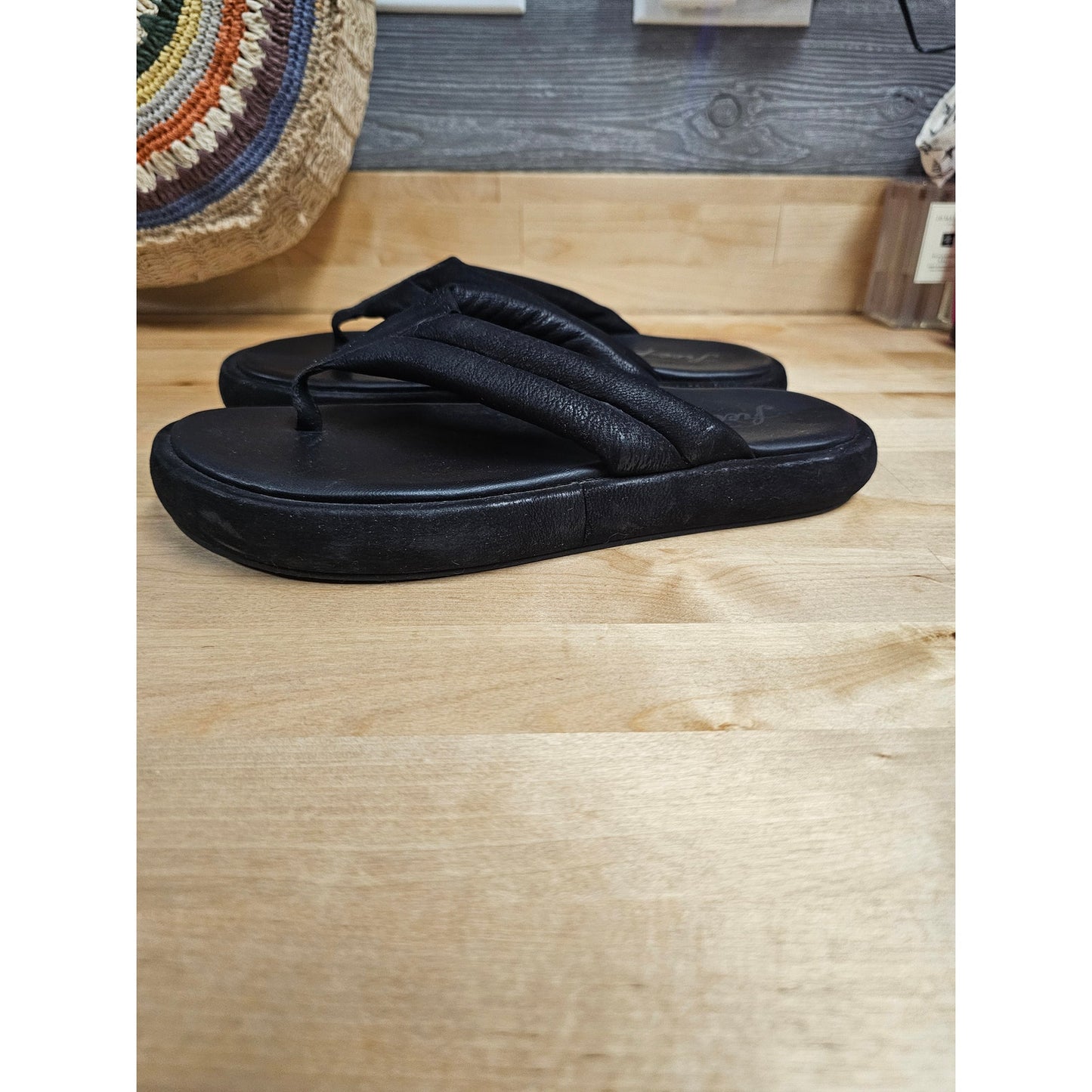 Free People Wonderland Black Leather Flip Flop Ladies size 38.5 / 8.5 & BAG
