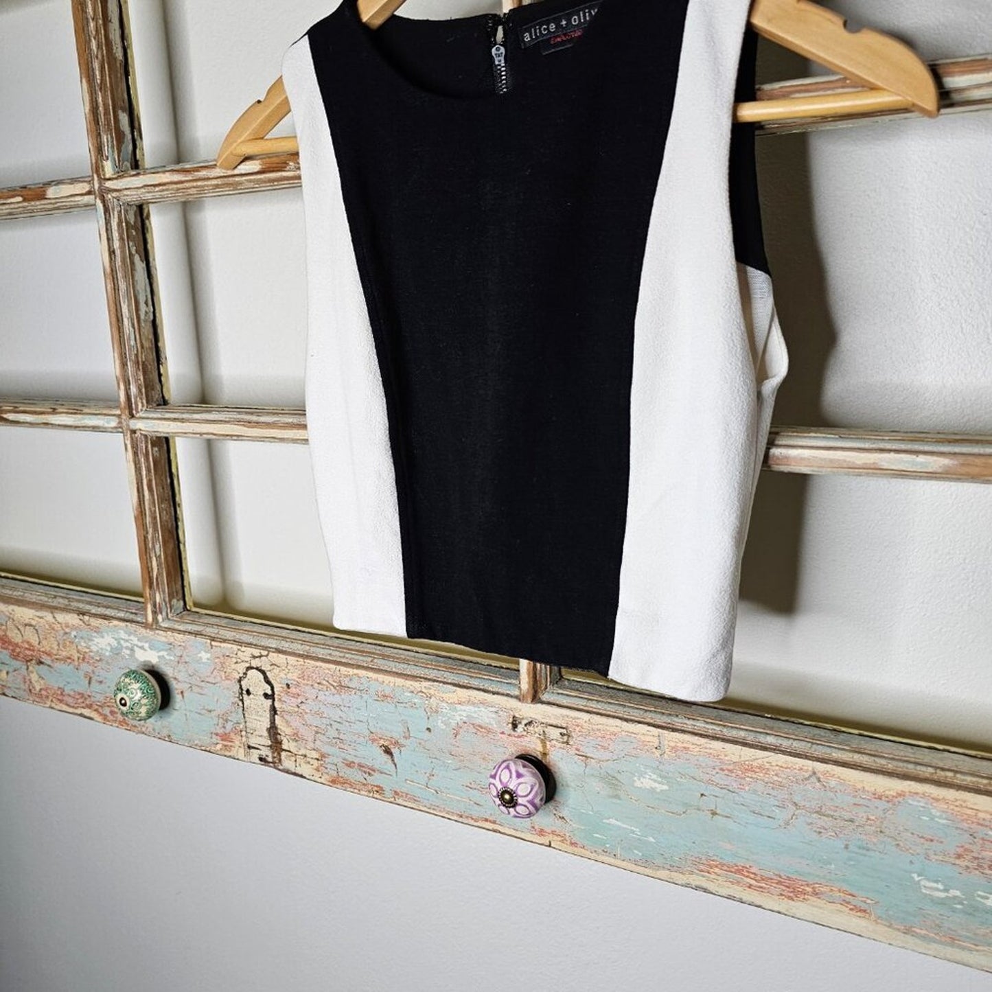 Alice & Olivia Employed Black/White Cropped Top with Back Zipper Ladies size 00