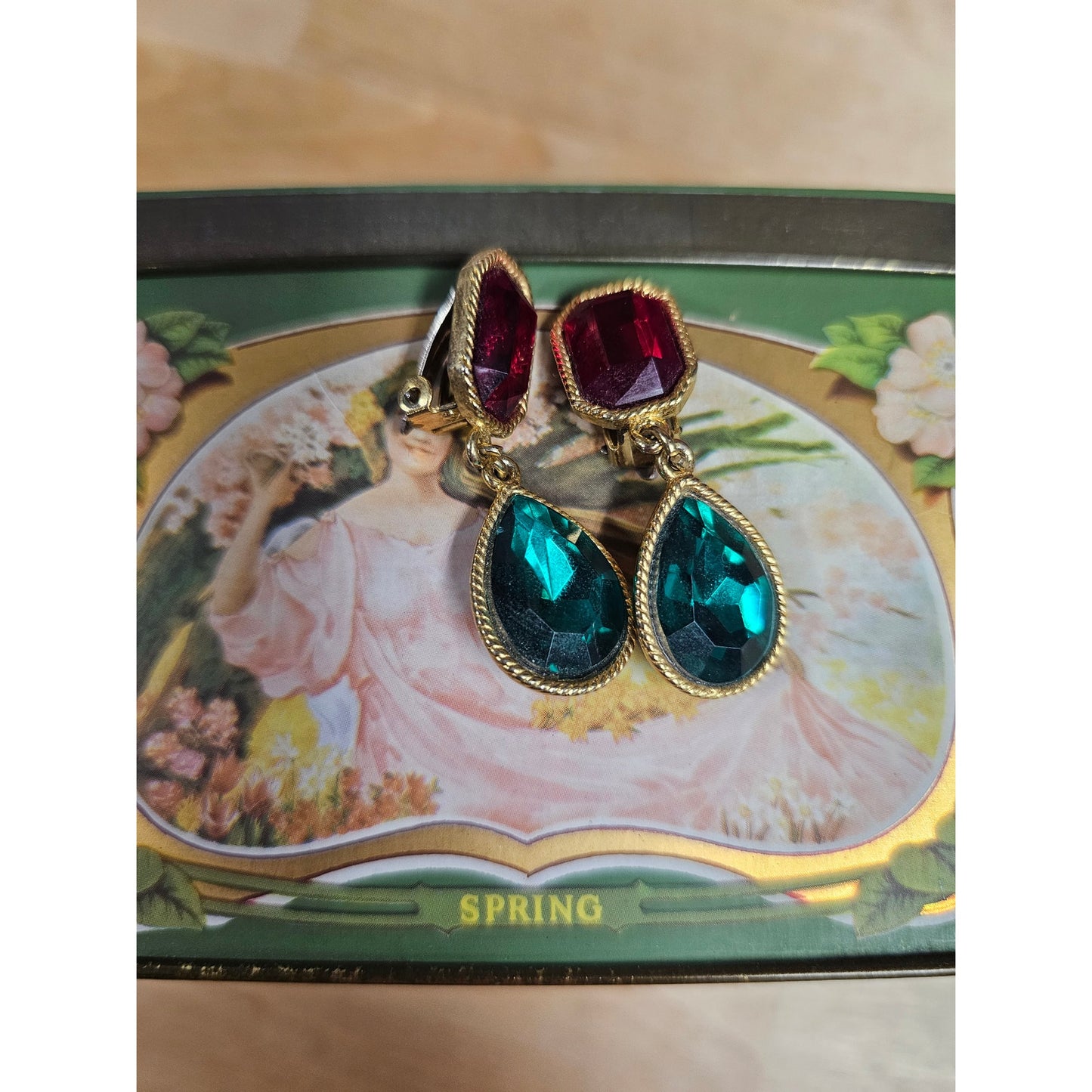 Vintage Gold Tone Green & Red Teardrop Dangle Clip Earrings