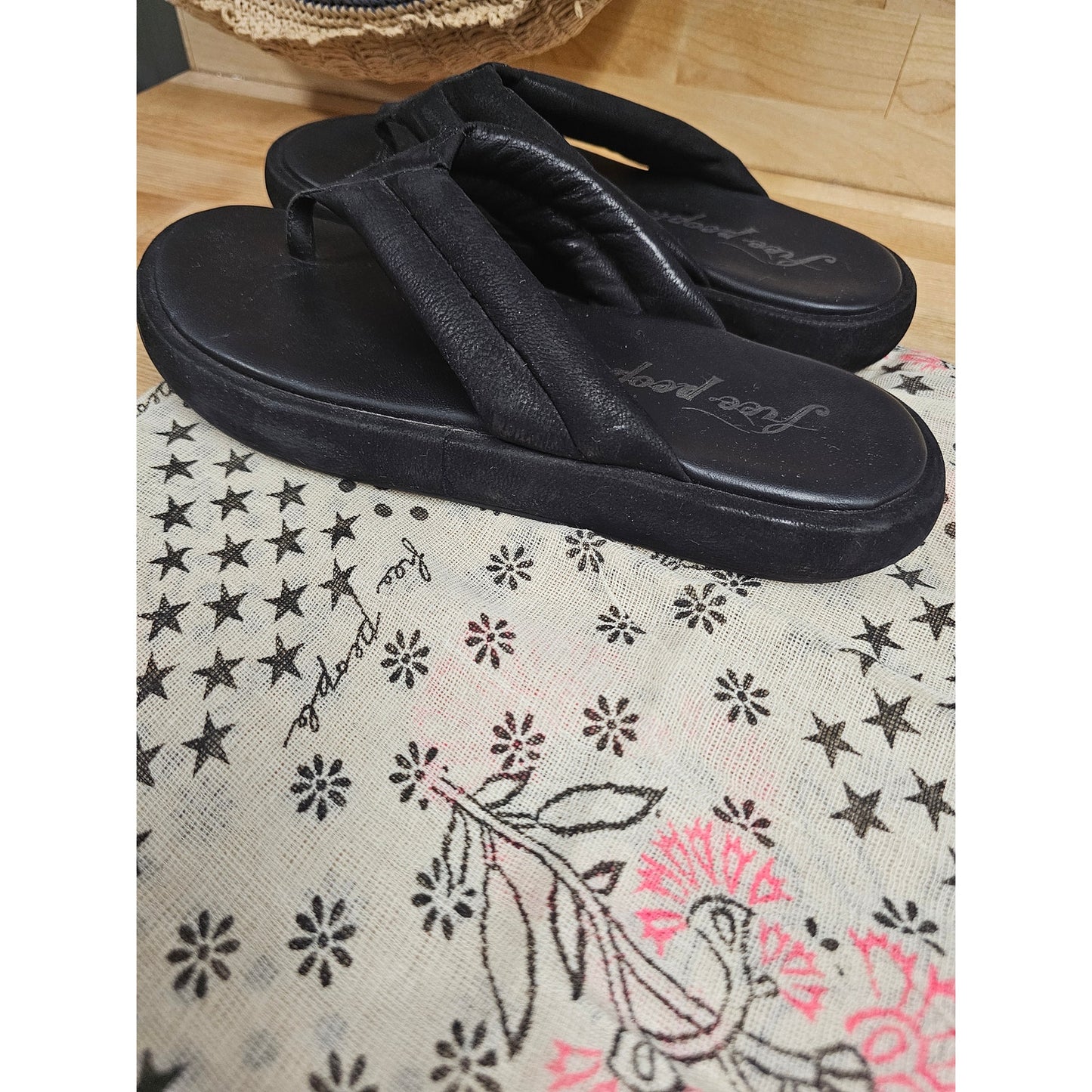 Free People Wonderland Black Leather Flip Flop Ladies size 38.5 / 8.5 & BAG
