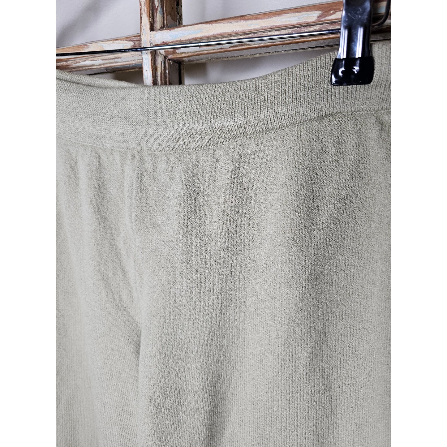 St. John Collection Knit Cropped Pants Womens Size 6 light Sage