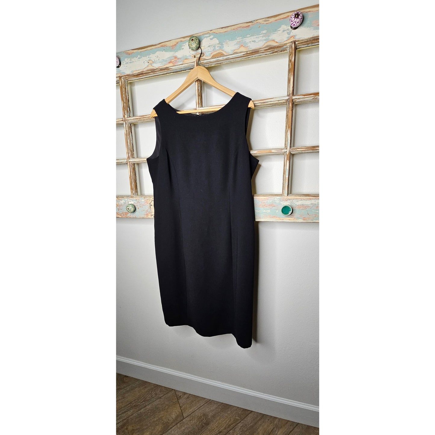 Tahari Black Knee Length Ladies Sleeveless Dress size 16