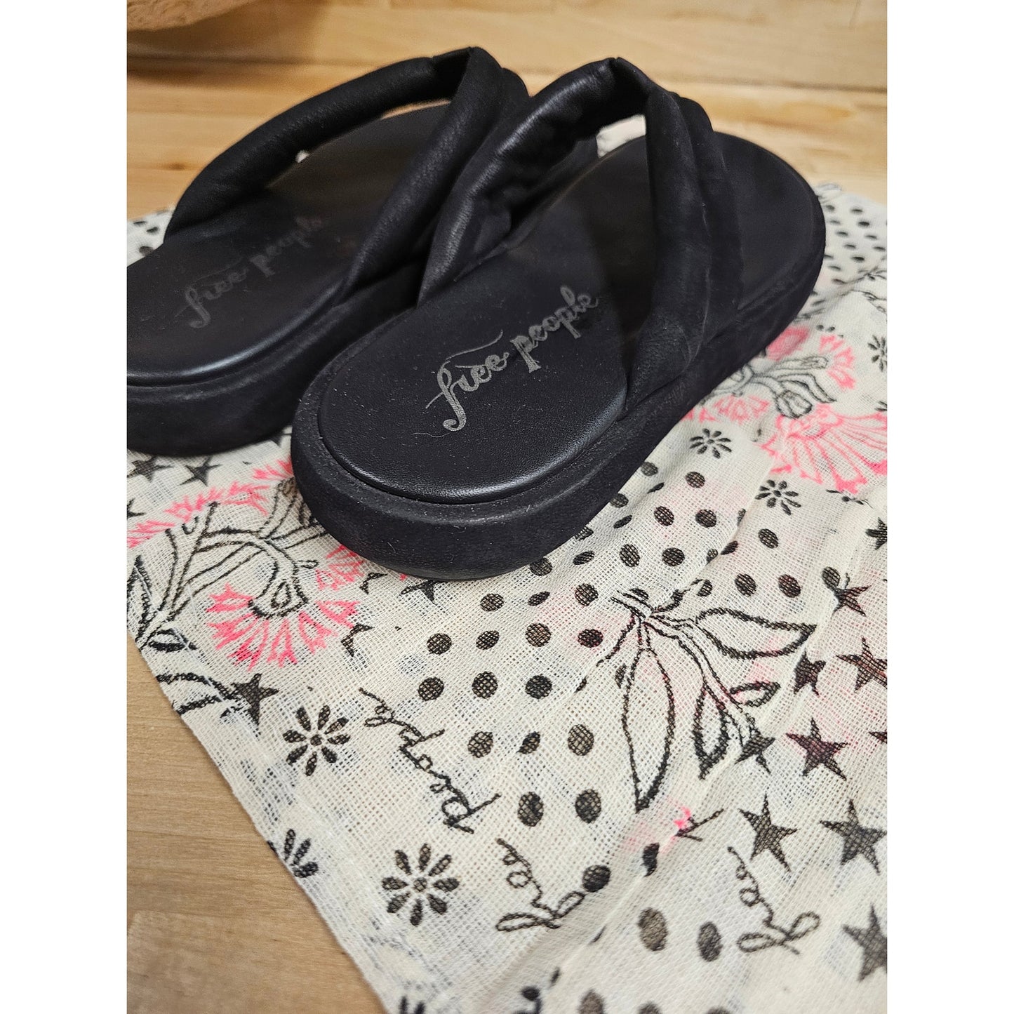 Free People Wonderland Black Leather Flip Flop Ladies size 38.5 / 8.5 & BAG