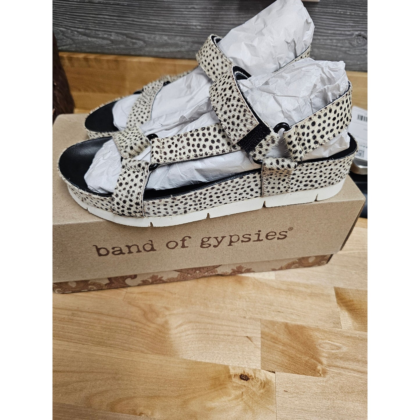 NWB Band Of Gypsies Women Newport Black/White Cow Hair Sandal Size 6