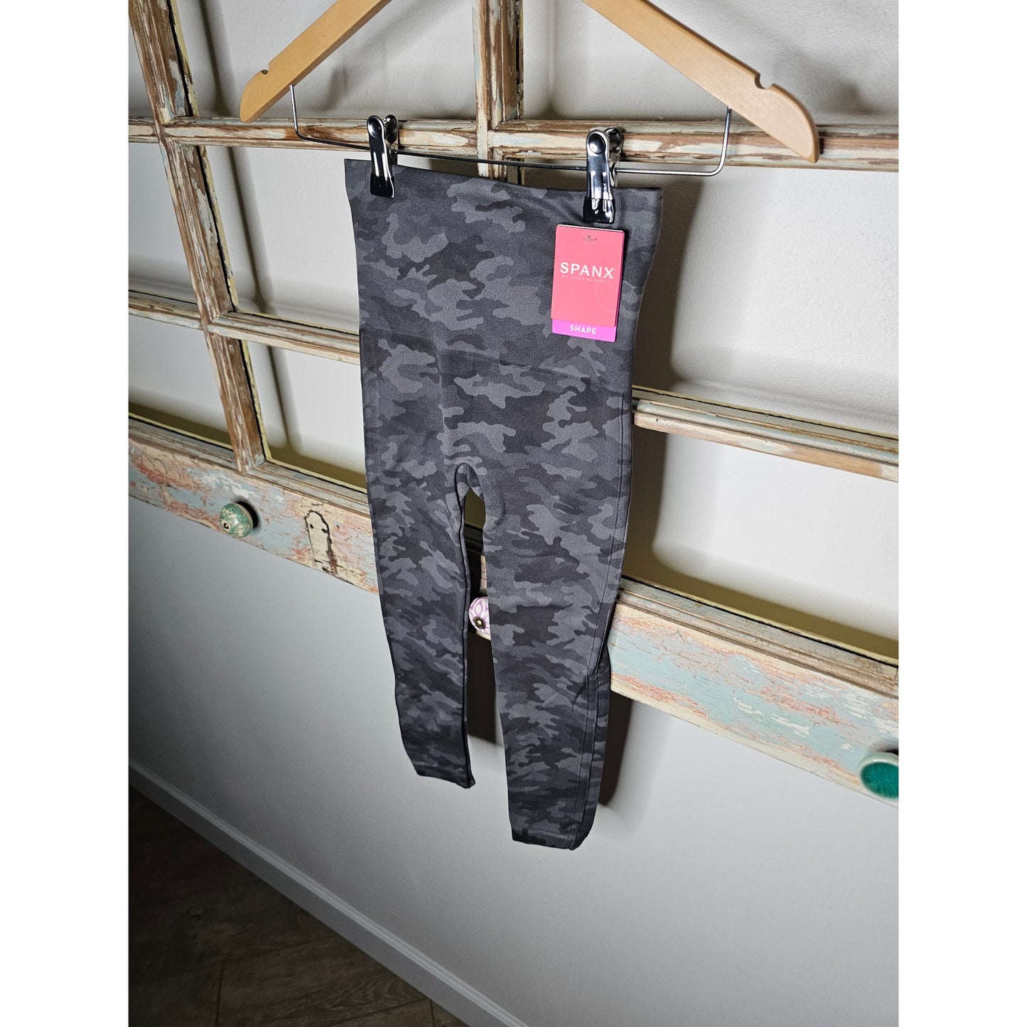 NWT Spanx Camo Cropped Leggings Ladies size XS / 0