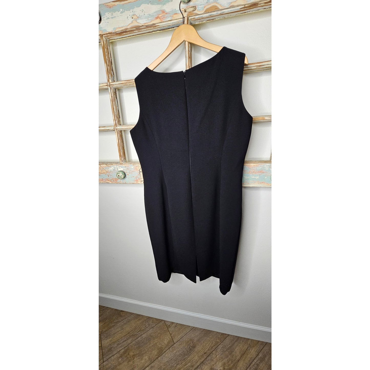 Tahari Black Knee Length Ladies Sleeveless Dress size 16
