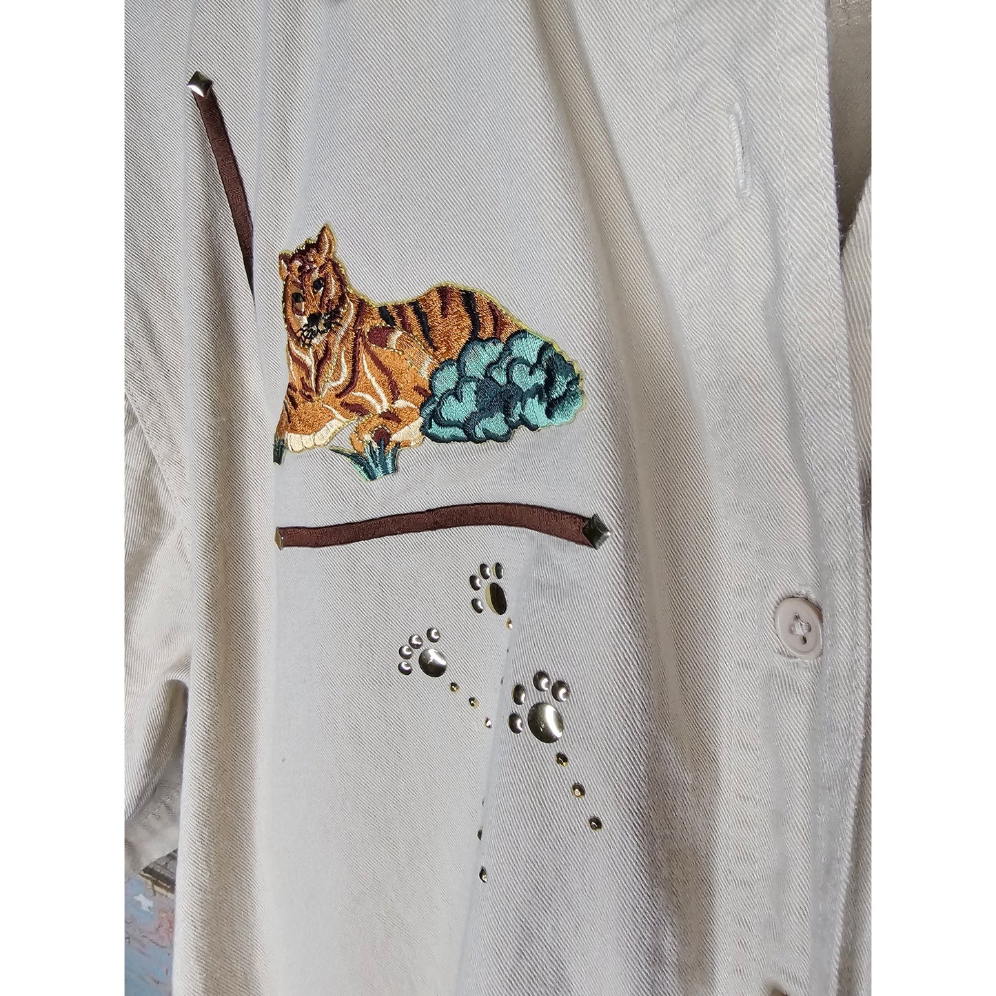 Tiger khaki Collared Button Up Top Ladies size Medium by Shipshe