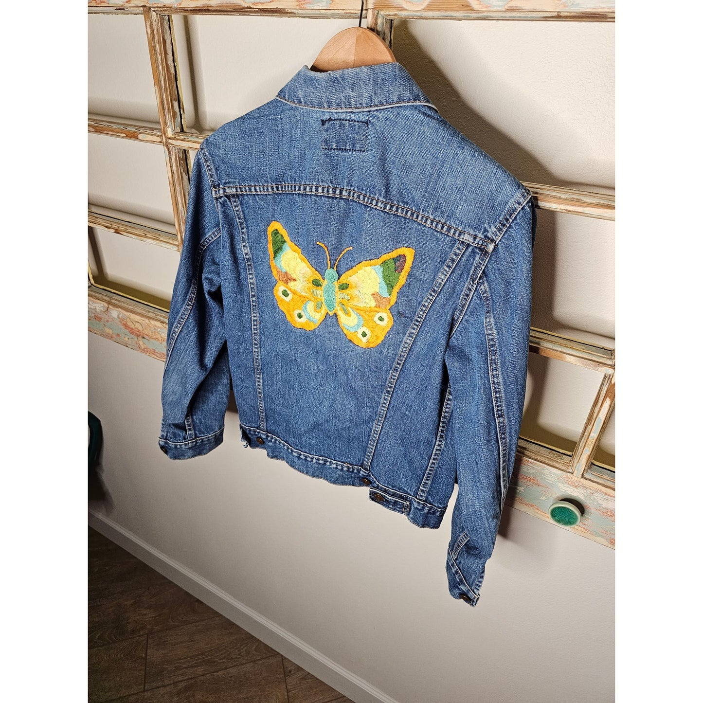 Vintage LEVIS Denim Jacket 1971 with embroidery Ladies size S/M