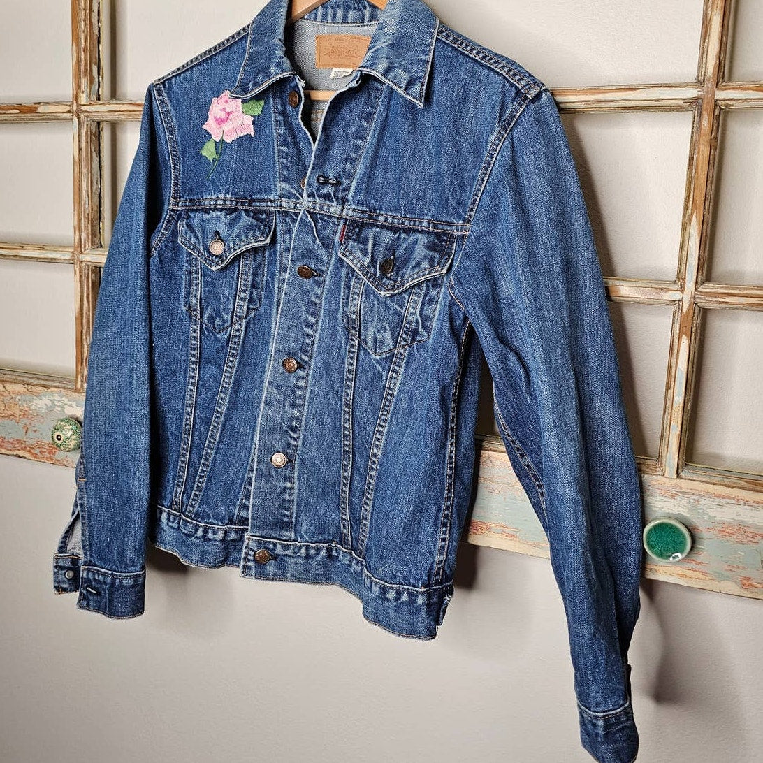Vintage LEVIS Denim Jacket 1971 with embroidery Ladies size S/M