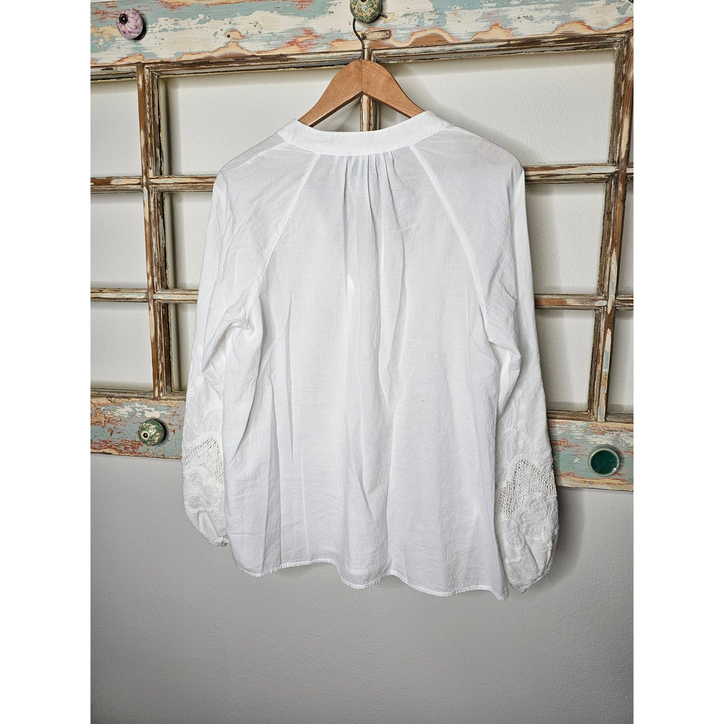 Max Edition White V-neck pullover embroidered ladies Medium blouse
