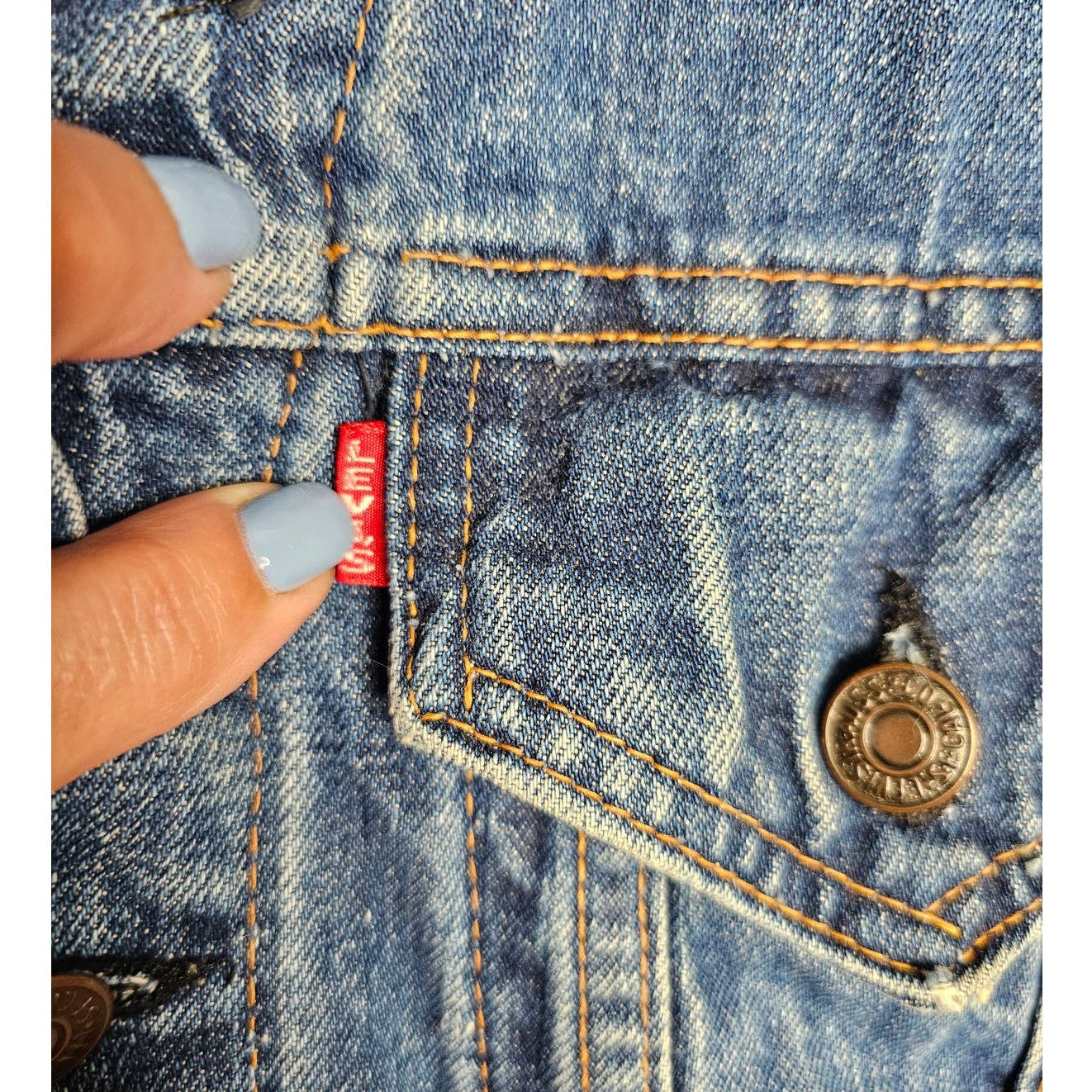 Vintage LEVIS Denim Jacket 1971 with embroidery Ladies size S/M
