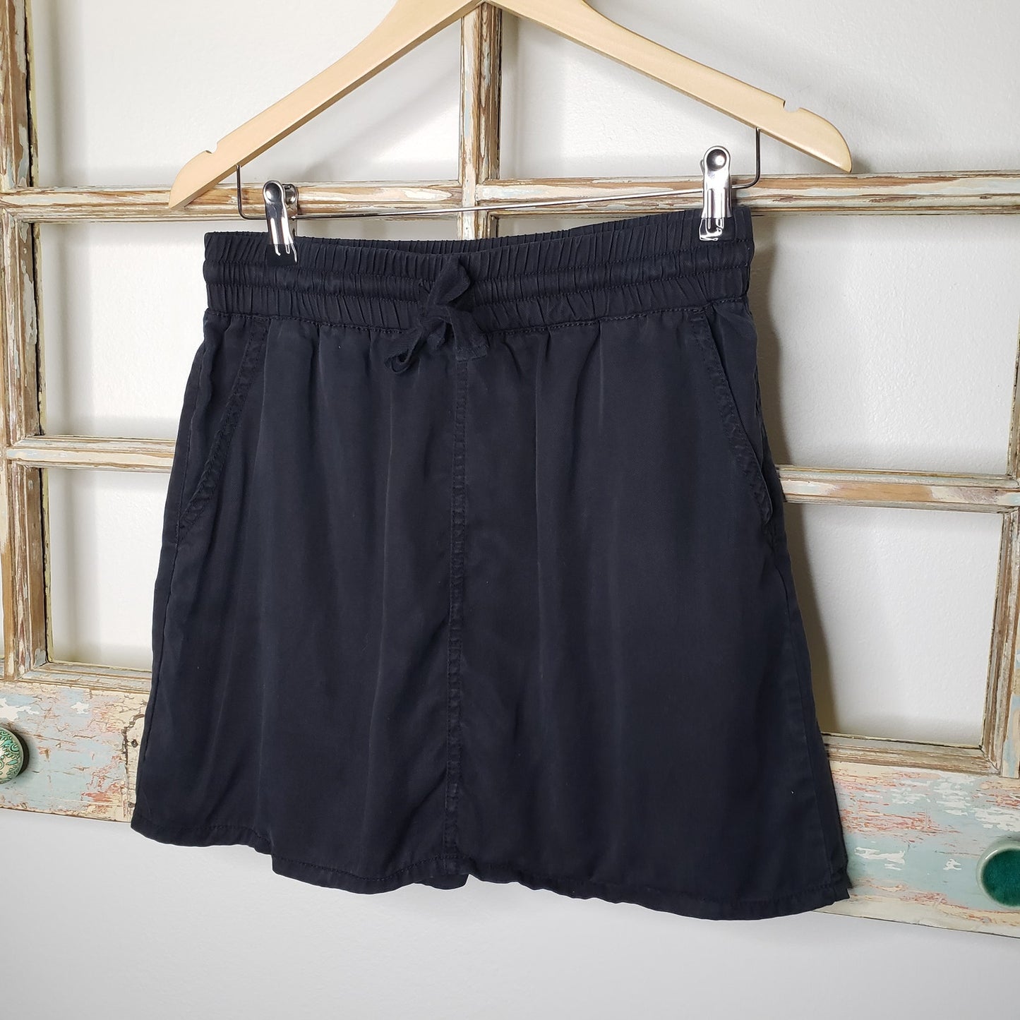 Tinseltown black elastic waist skirt size Medium