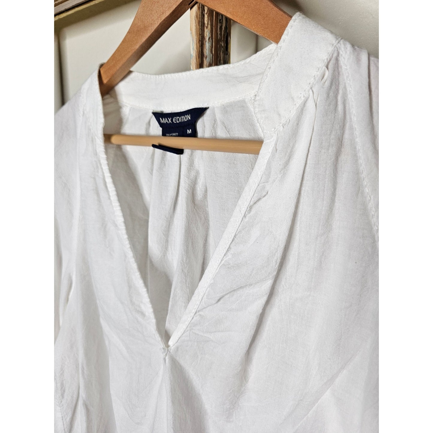 Max Edition White V-neck pullover embroidered ladies Medium blouse