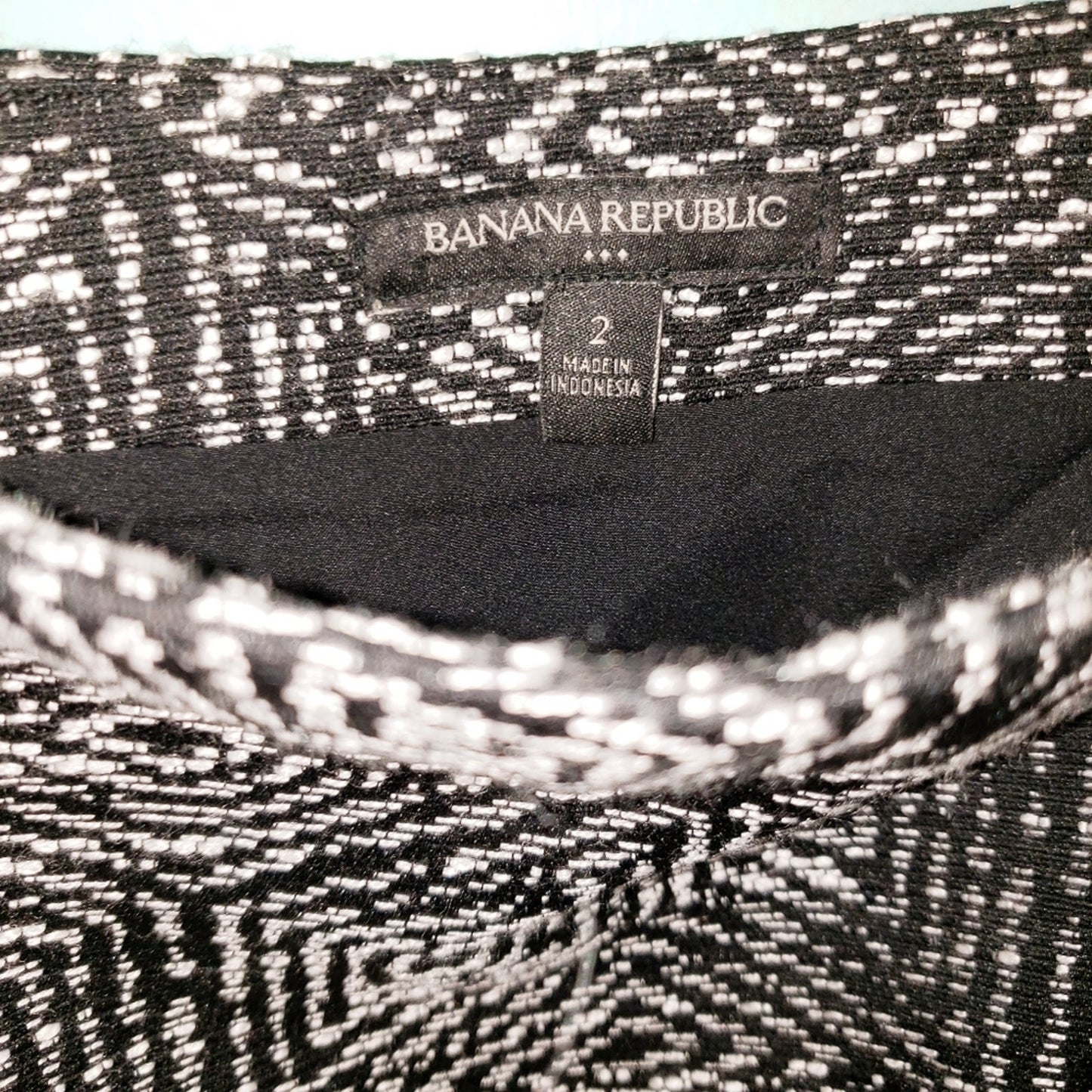 Banana Republic Wrap look Skirt in black / white tweed Ladies size 2