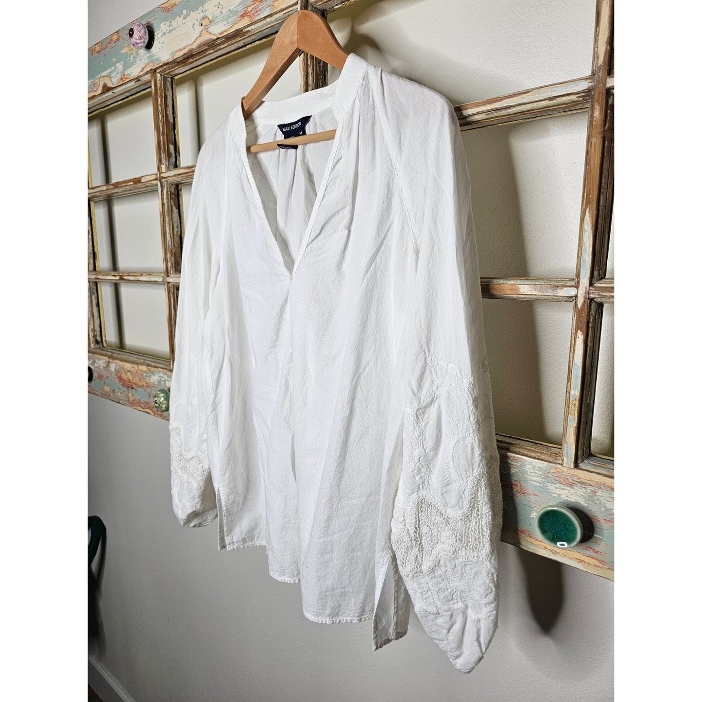 Max Edition White V-neck pullover embroidered ladies Medium blouse