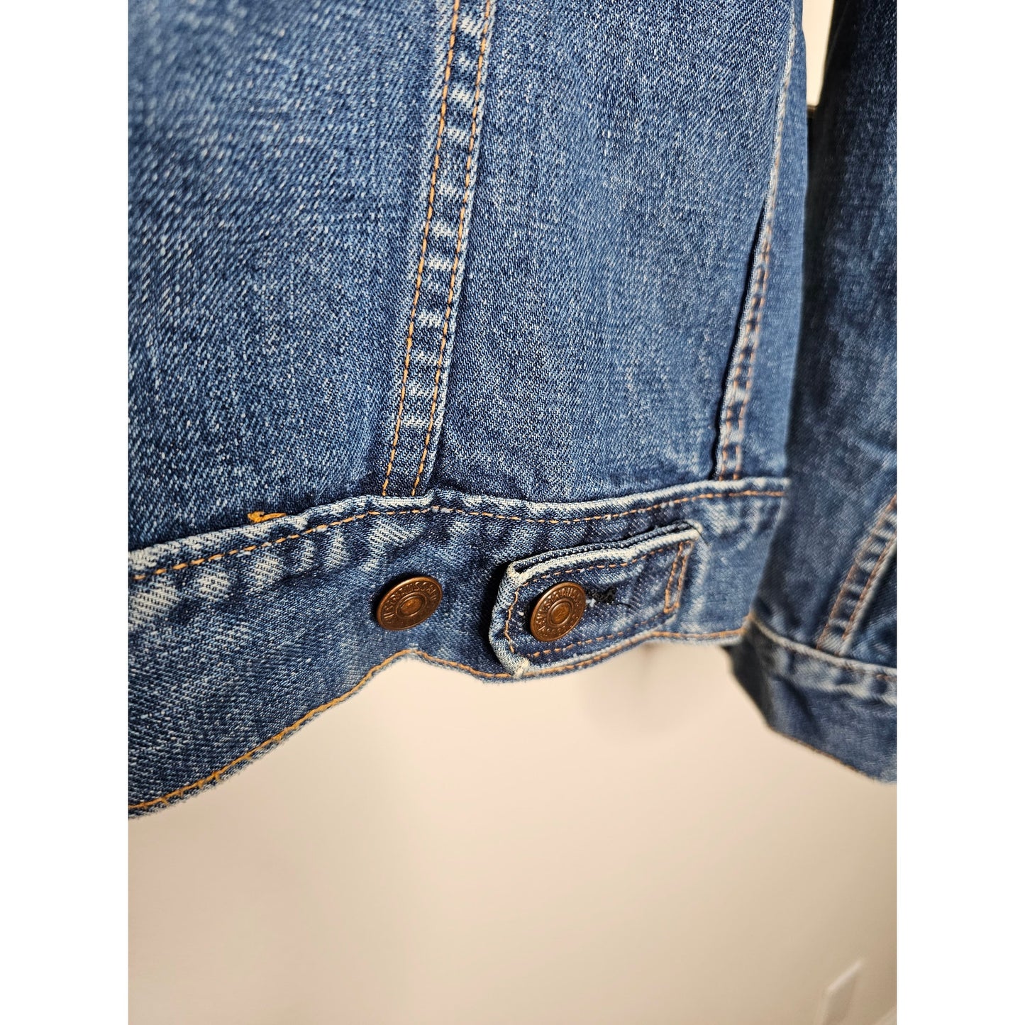 Vintage LEVIS Denim Jacket 1971 with embroidery Ladies size S/M