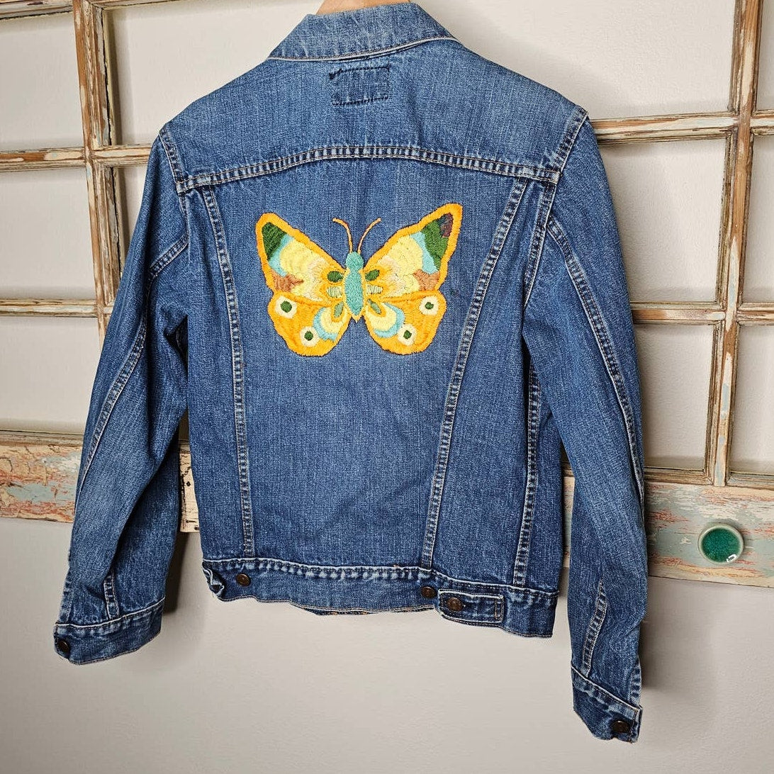 Vintage LEVIS Denim Jacket 1971 with embroidery Ladies size S/M