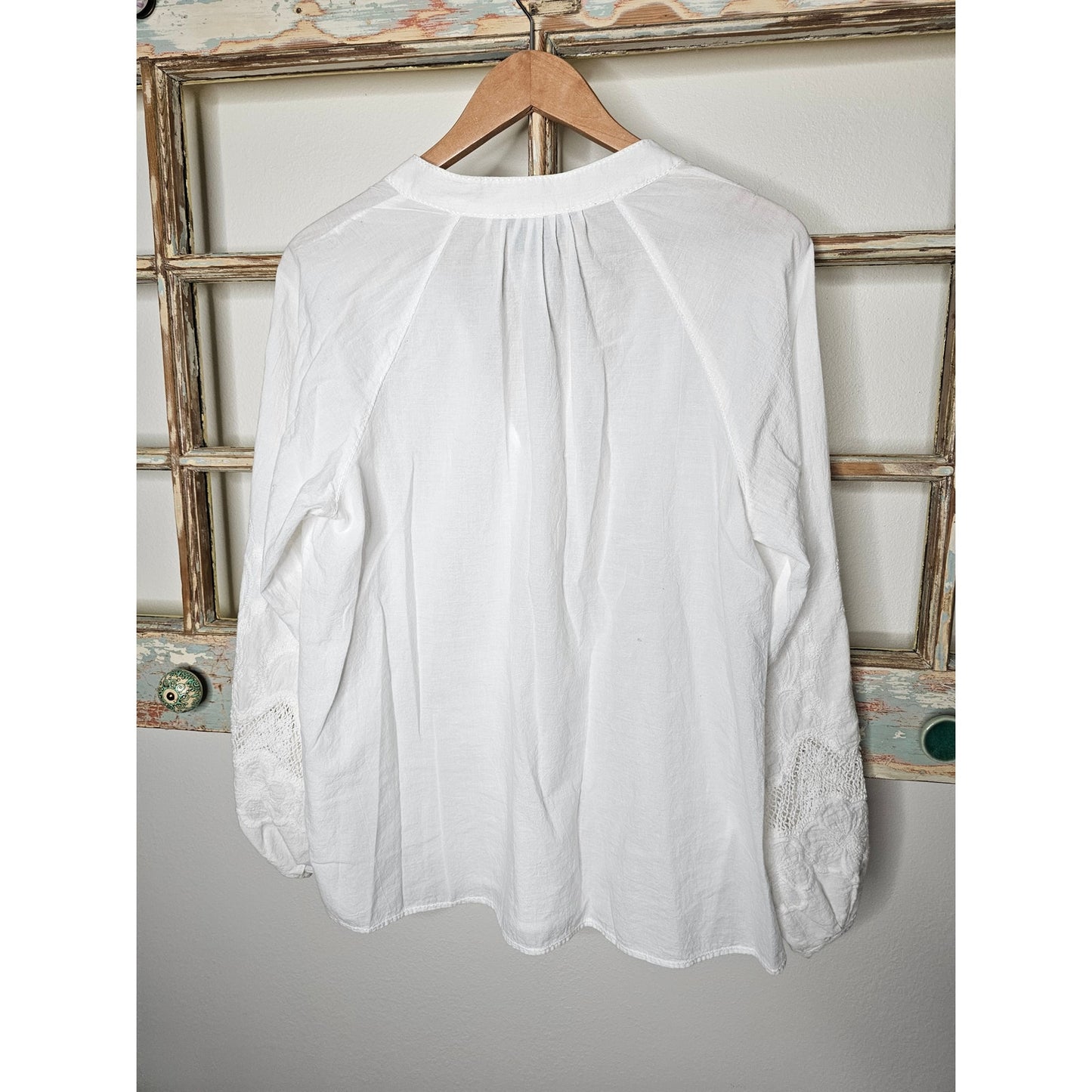 Max Edition White V-neck pullover embroidered ladies Medium blouse