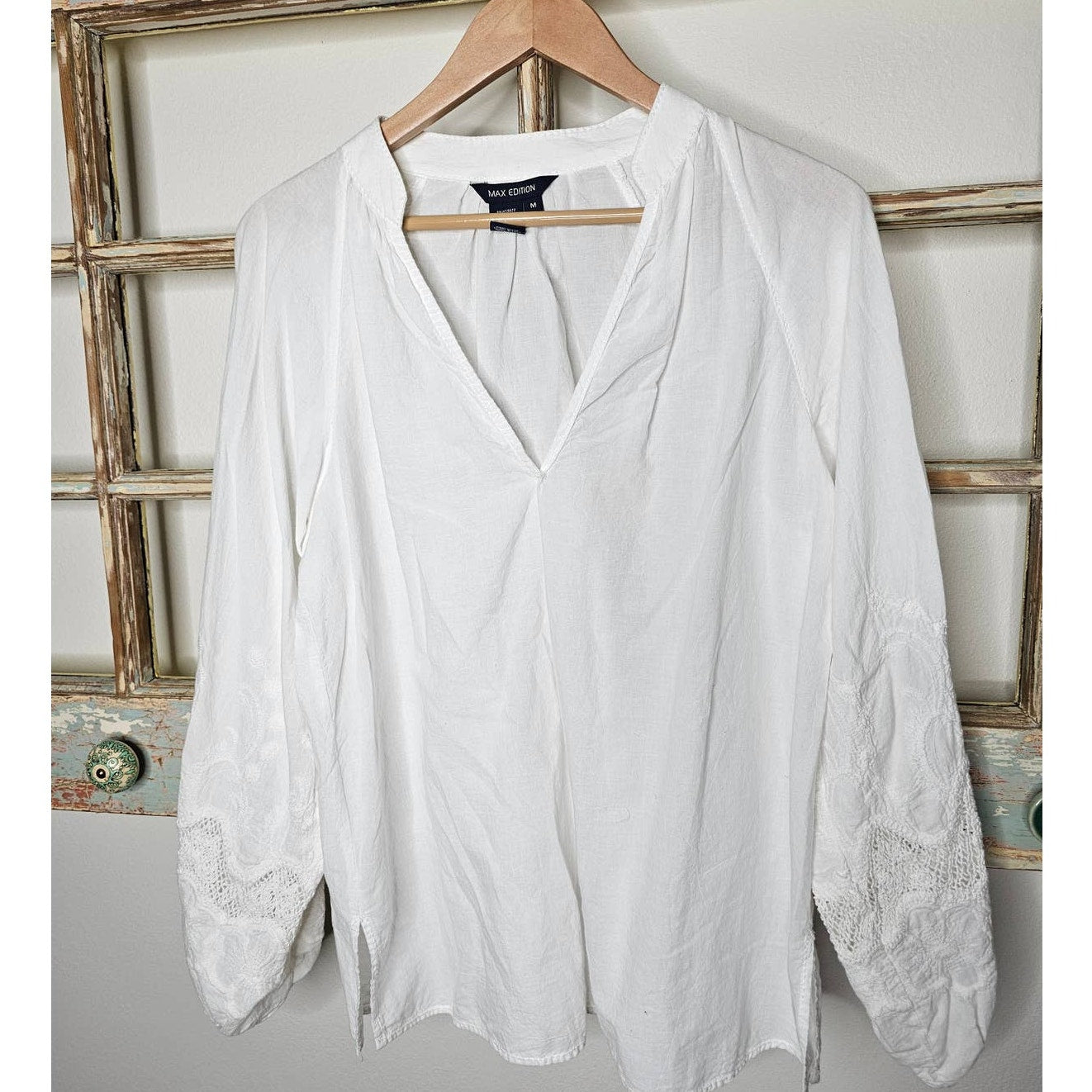 Max Edition White V-neck pullover embroidered ladies Medium blouse