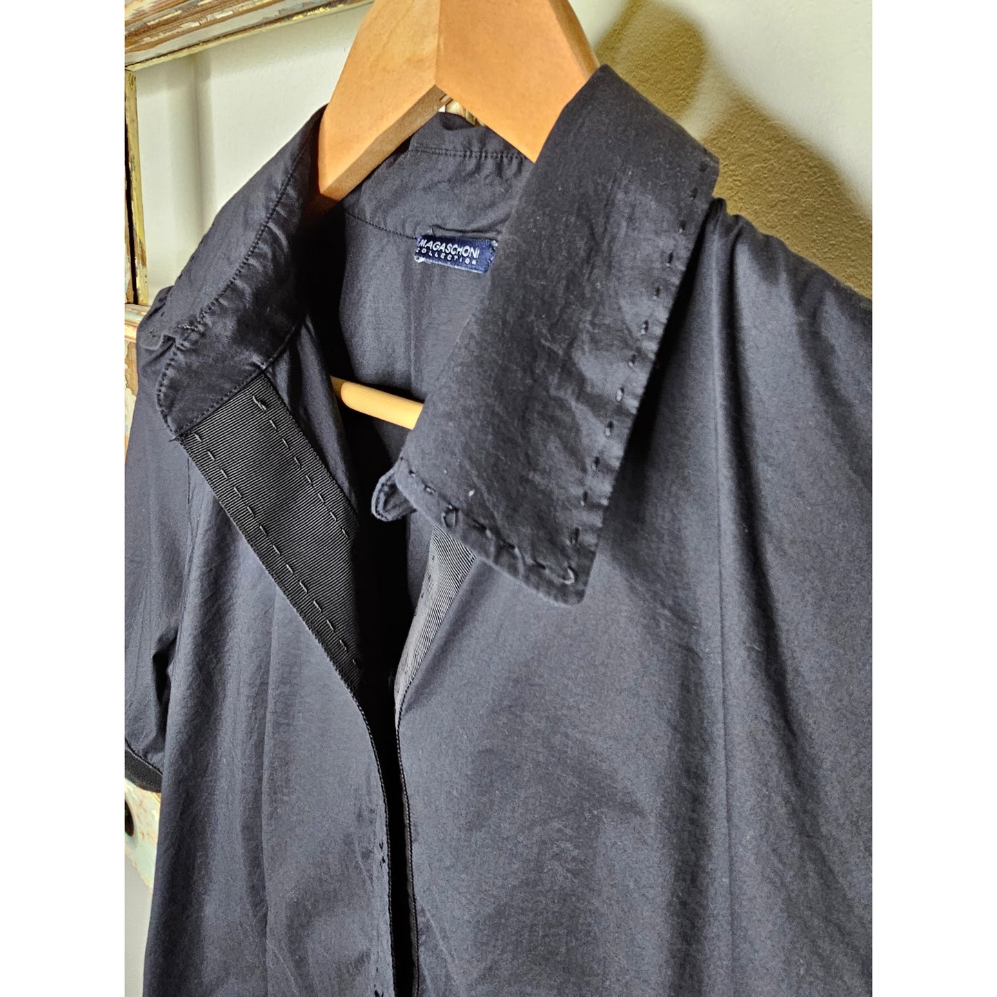 Magaschoni Black Snap up short sleeve blouse Ladies size Medium