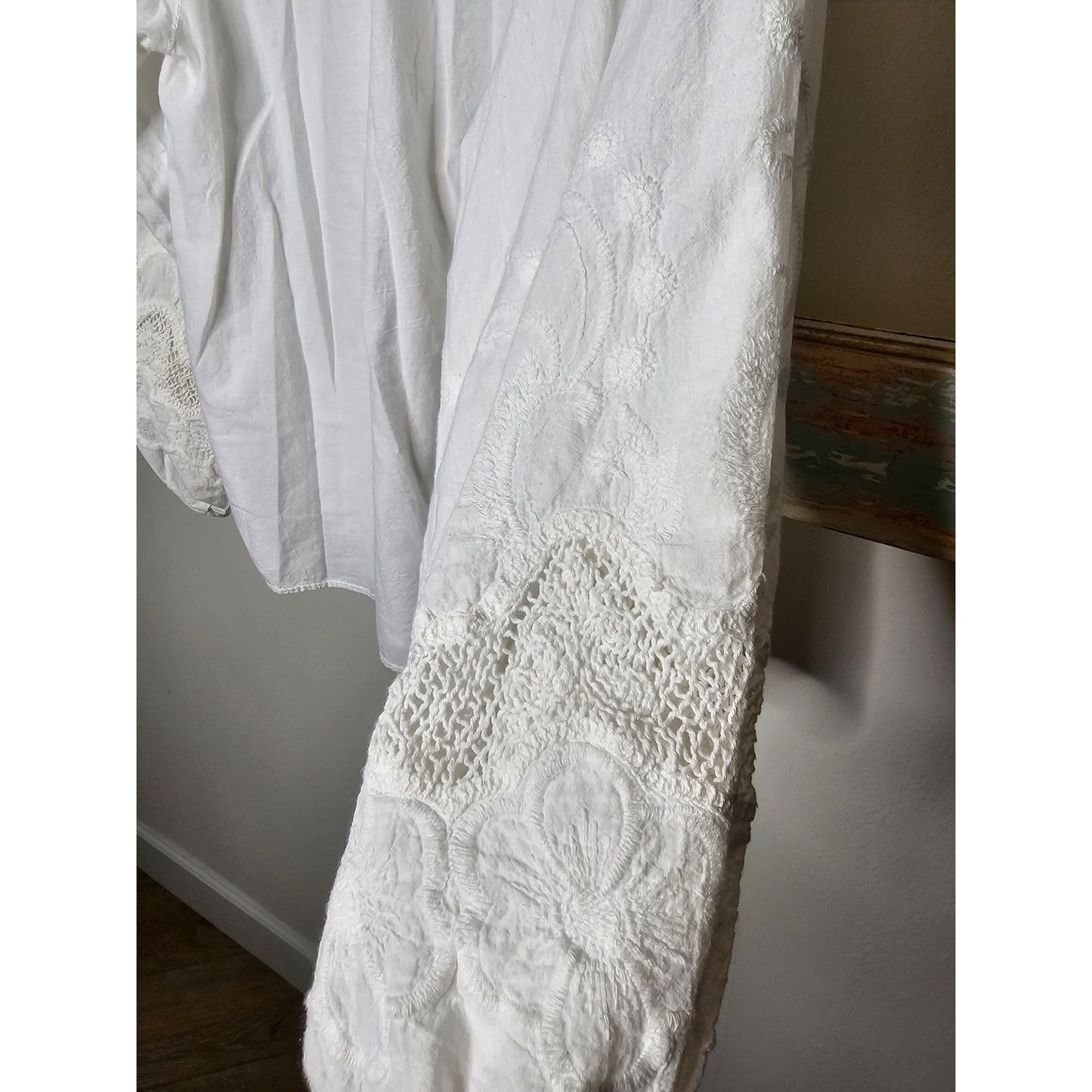 Max Edition White V-neck pullover embroidered ladies Medium blouse