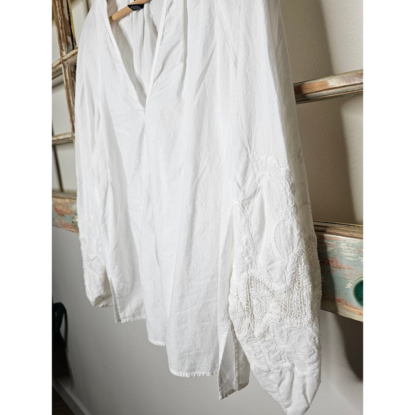 Max Edition White V-neck pullover embroidered ladies Medium blouse