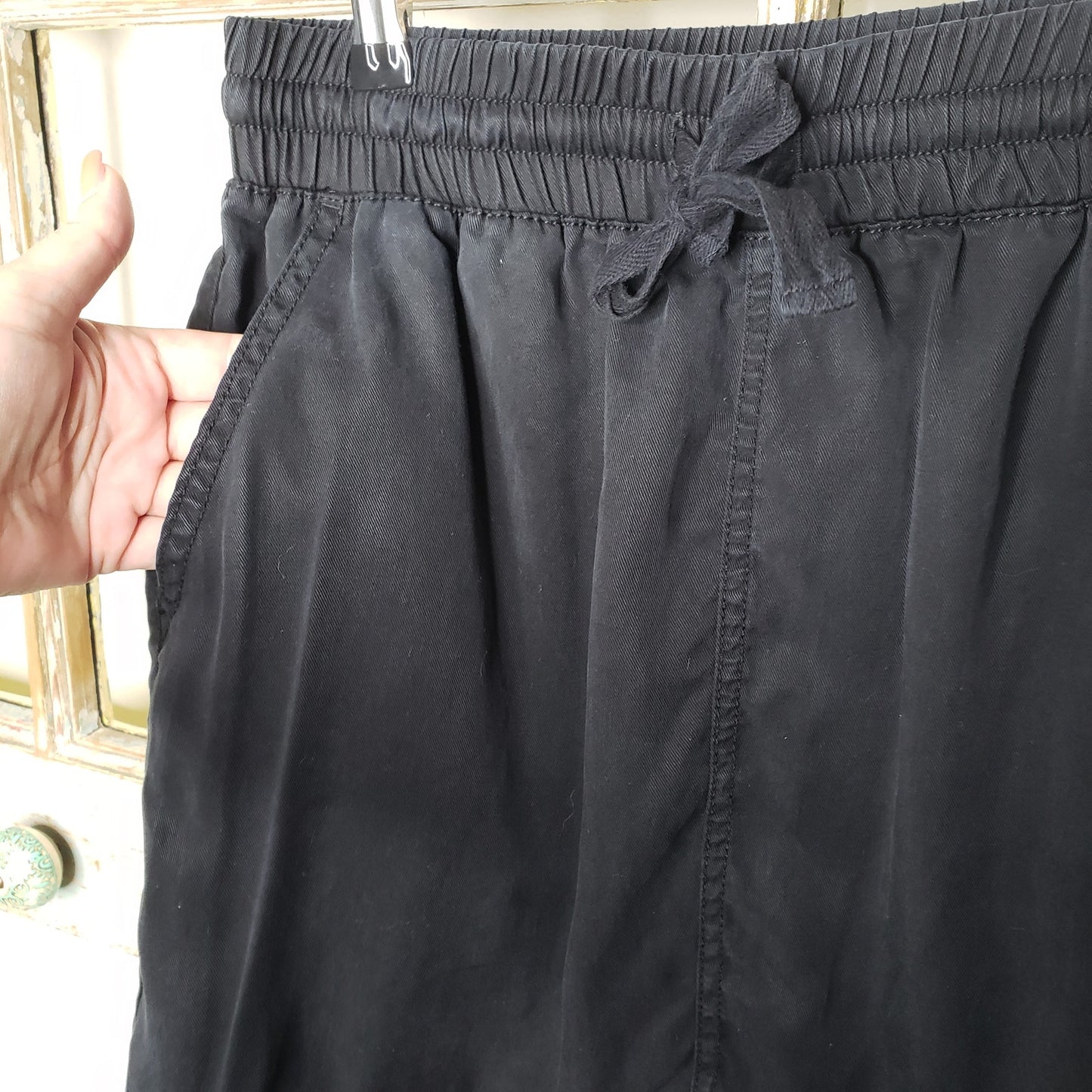 Tinseltown black elastic waist skirt size Medium