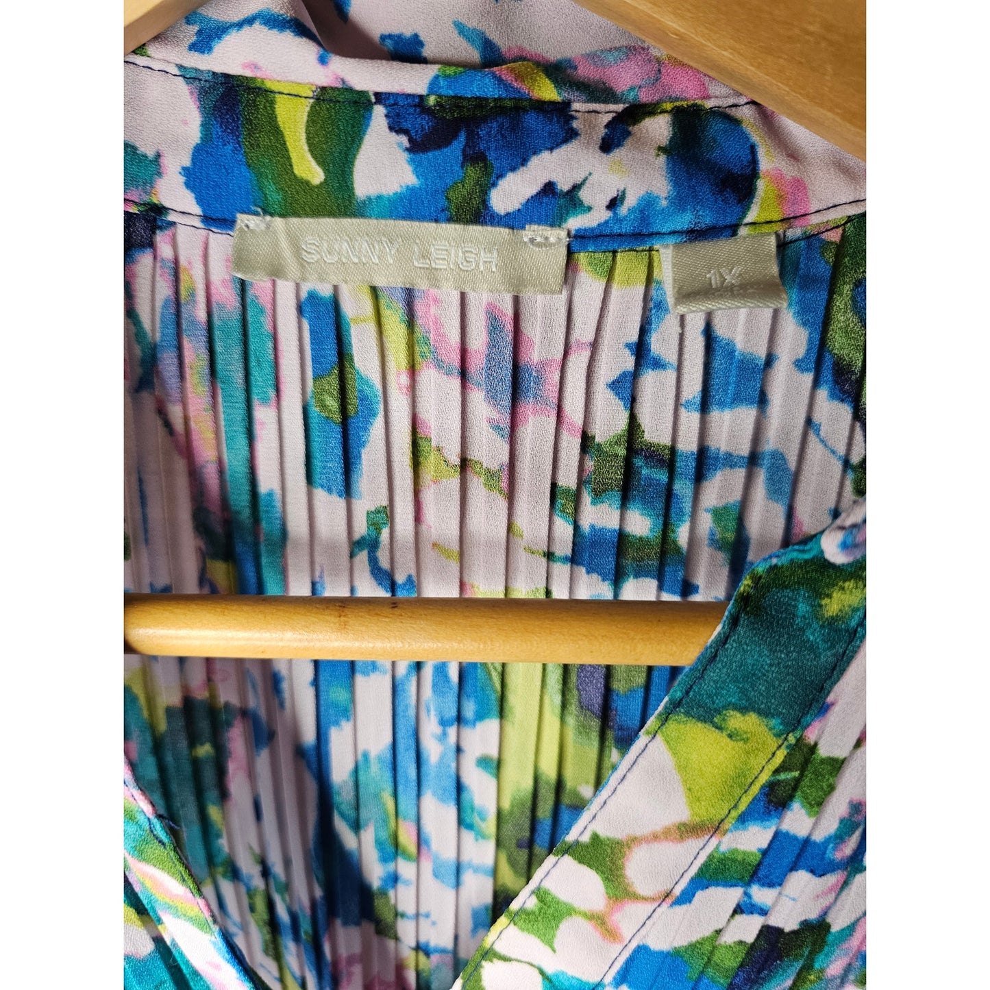 Vibrant Floral  Blouse Graduated Hemline Womens Size 1X