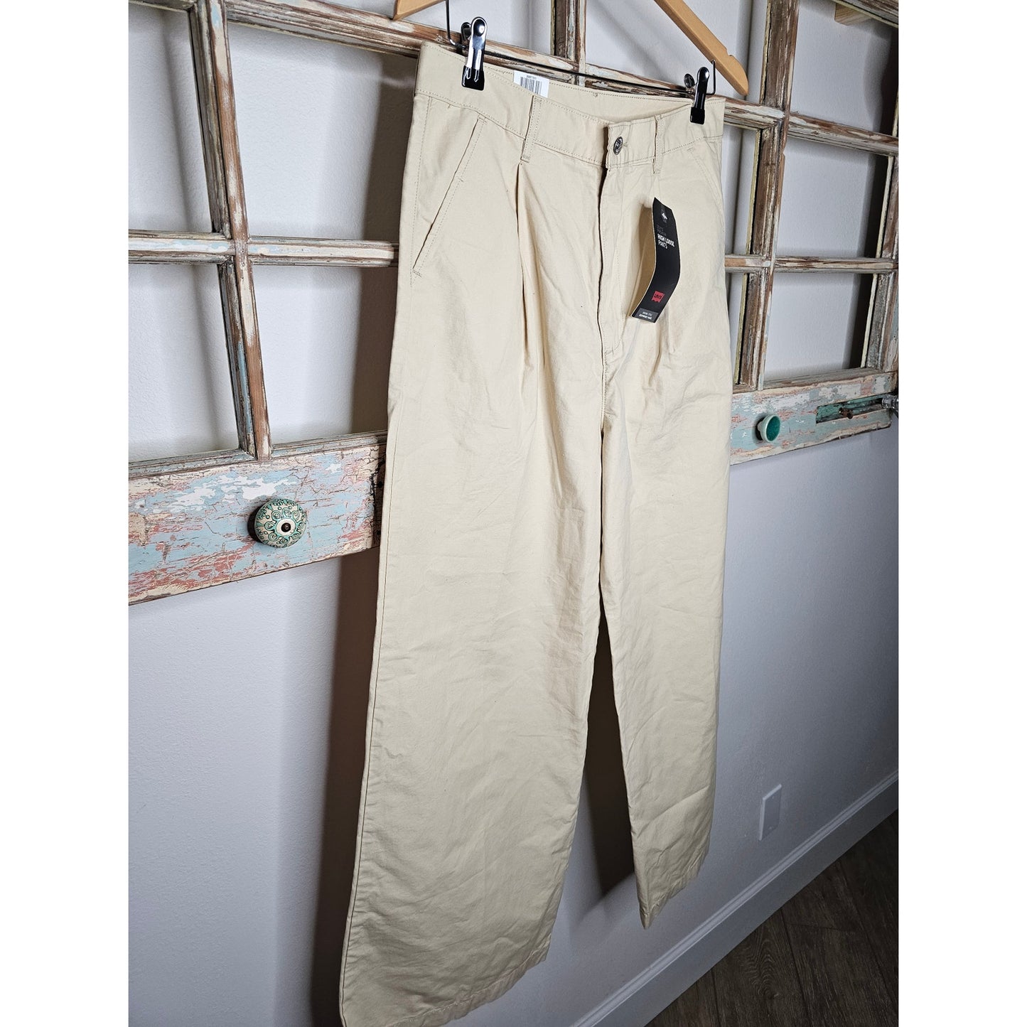 NWT Levi's High Rise Loose Wide Straight Leg Khaki's size 30