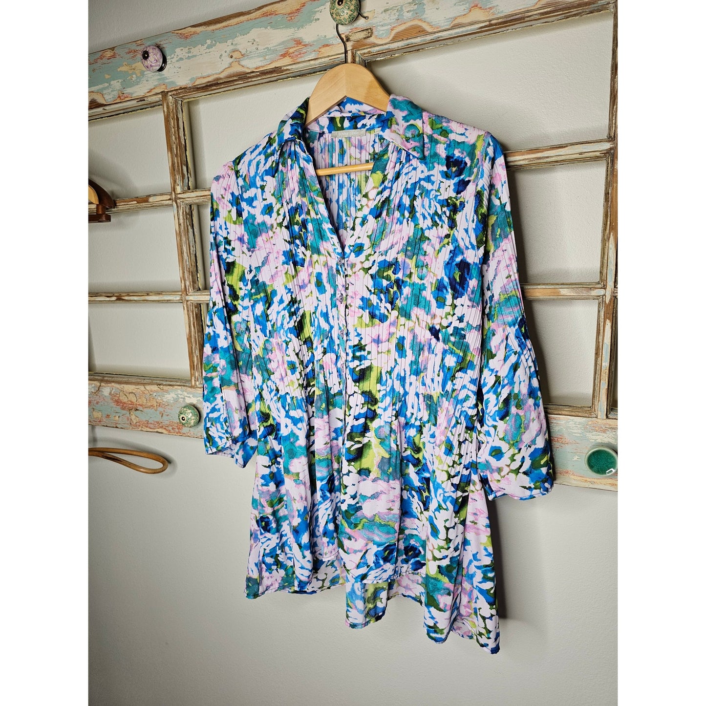 Vibrant Floral  Blouse Graduated Hemline Womens Size 1X