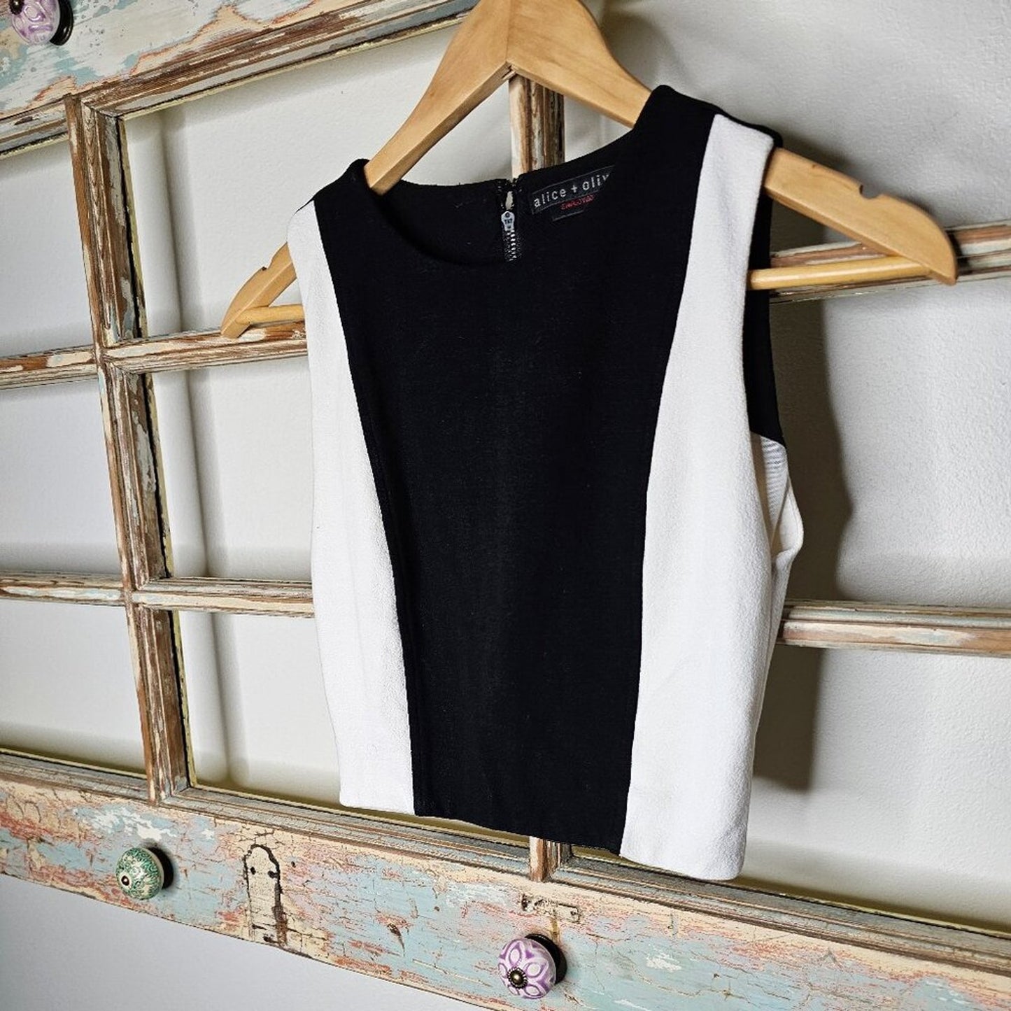 Alice & Olivia Employed Black/White Cropped Top with Back Zipper Ladies size 00