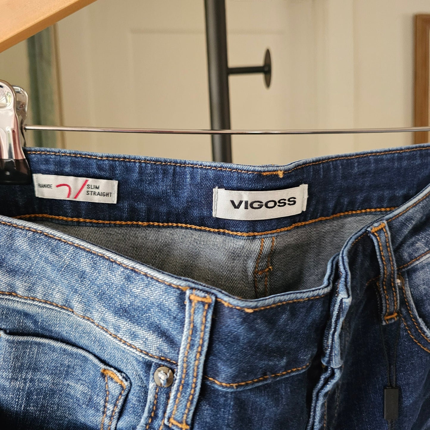 NWT Vigoss Frankie Slim Straight Jeans Womens size 31 Medium Wash