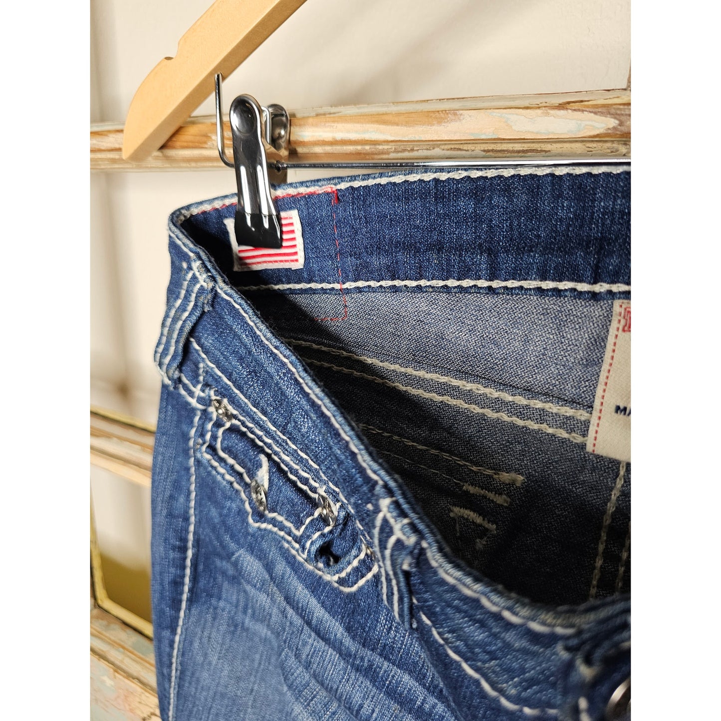 Low Rise True Religion Medium Wash Straight Leg Ladies 26 jeans.