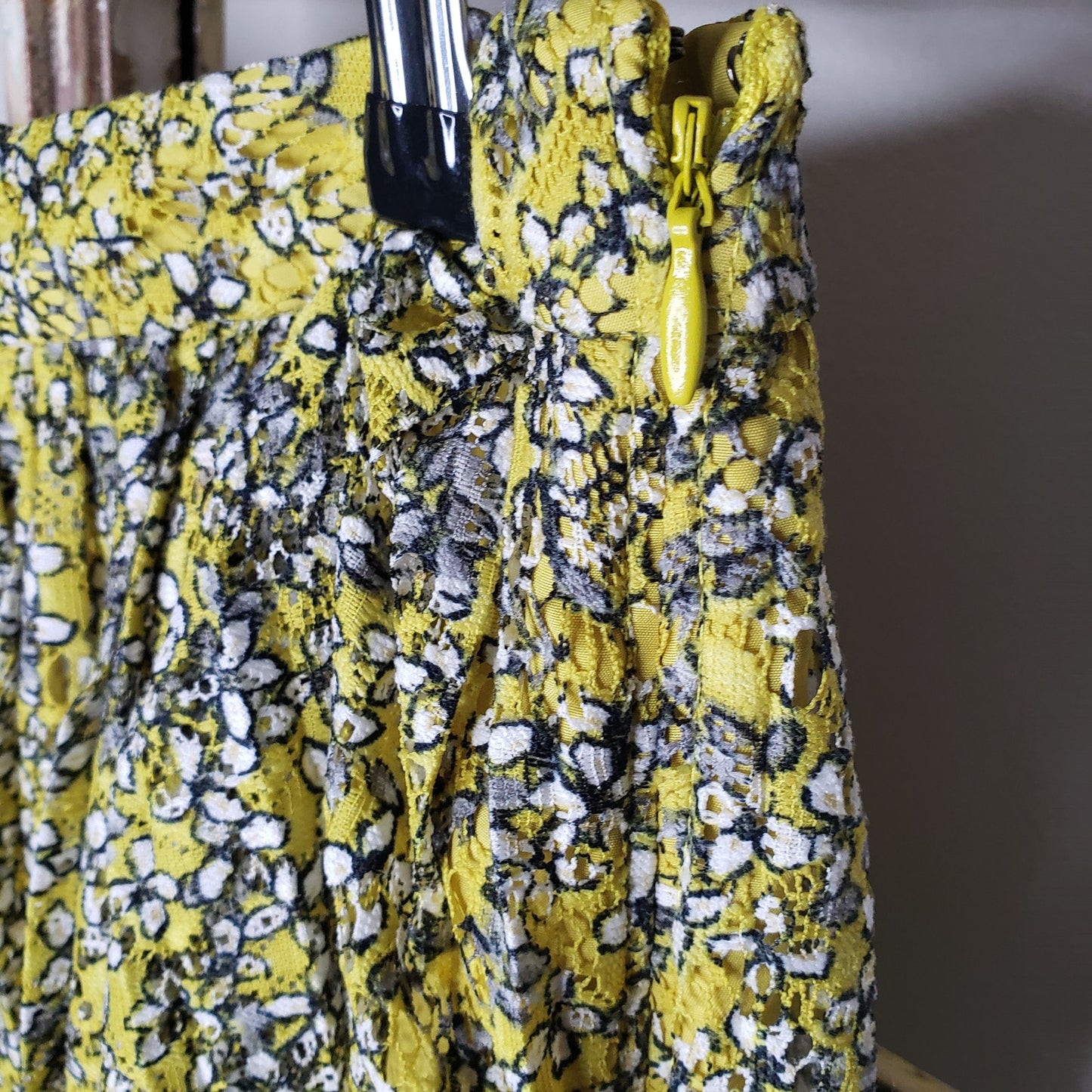 NWT Who What Wear Pleated lined Midi skirt yellow floral eyelet lace size 4