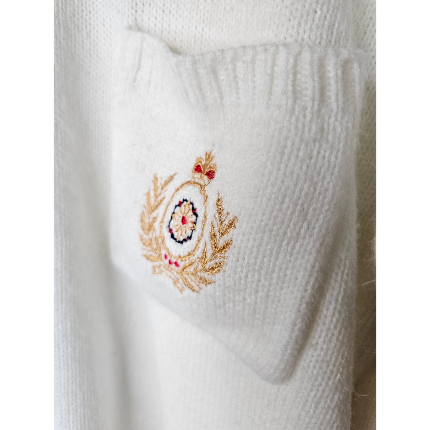 Vintage White Embroidered Crested Sweater size Medium